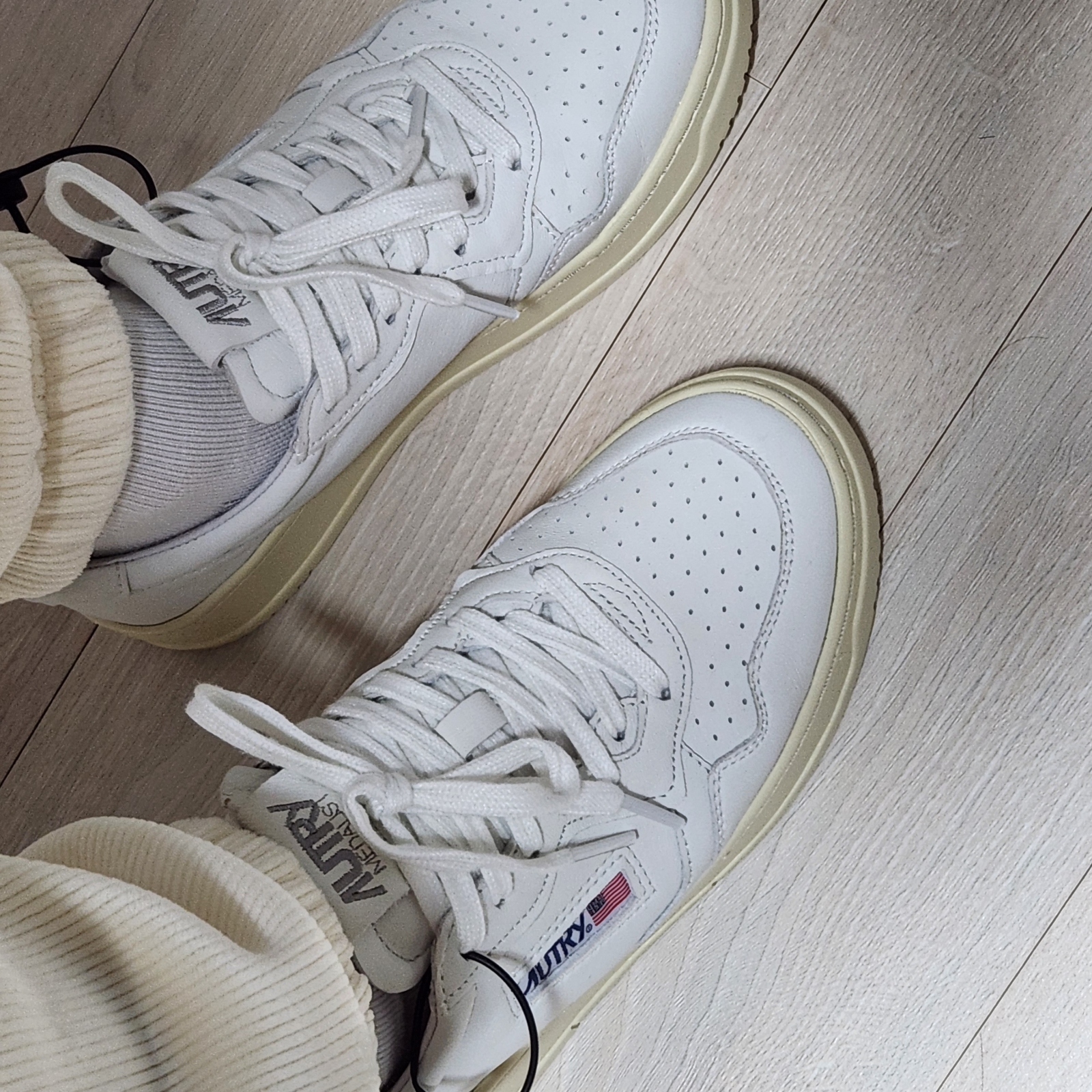 (W) Autry Medalist Low Goatskin Sneakers White 착용 스타일