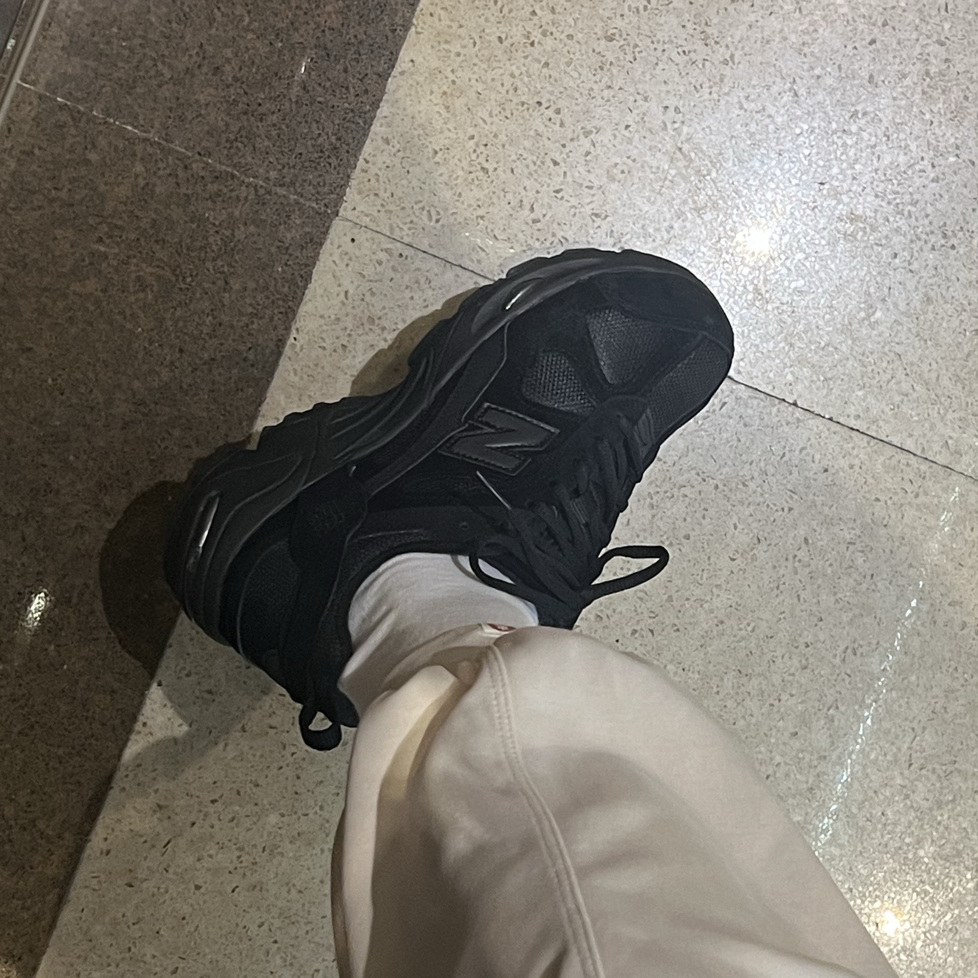 New Balance 878 Triple Black 착용 스타일 - 2
