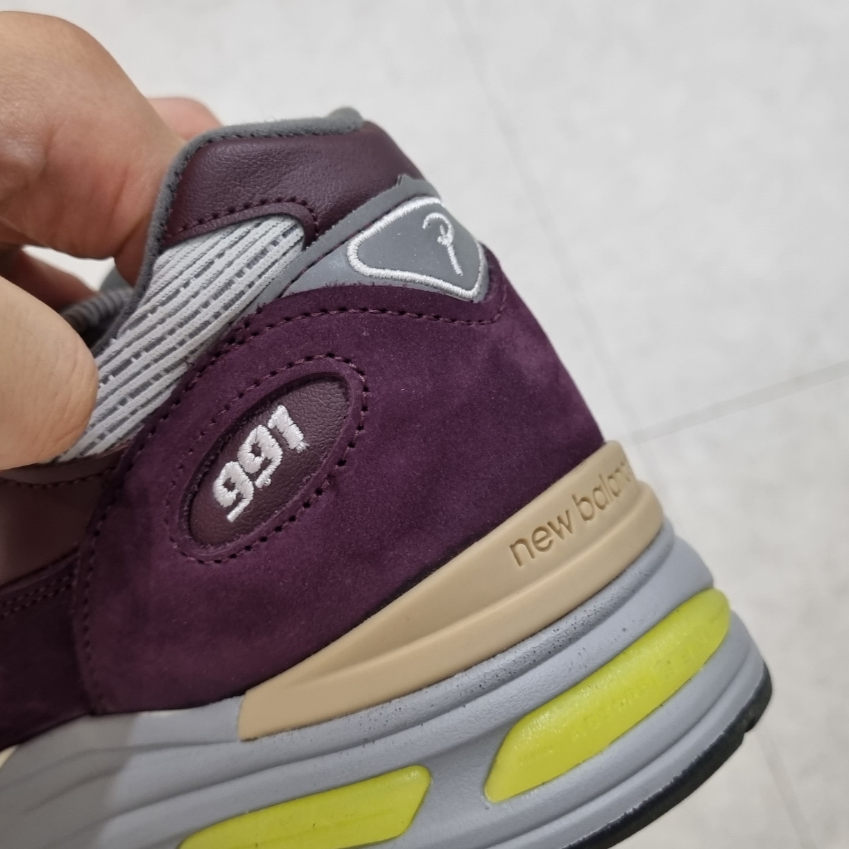 New Balance x Patta 991v2 Made in UK Pickled Beet Safety Yellow 착용 스타일 - 4