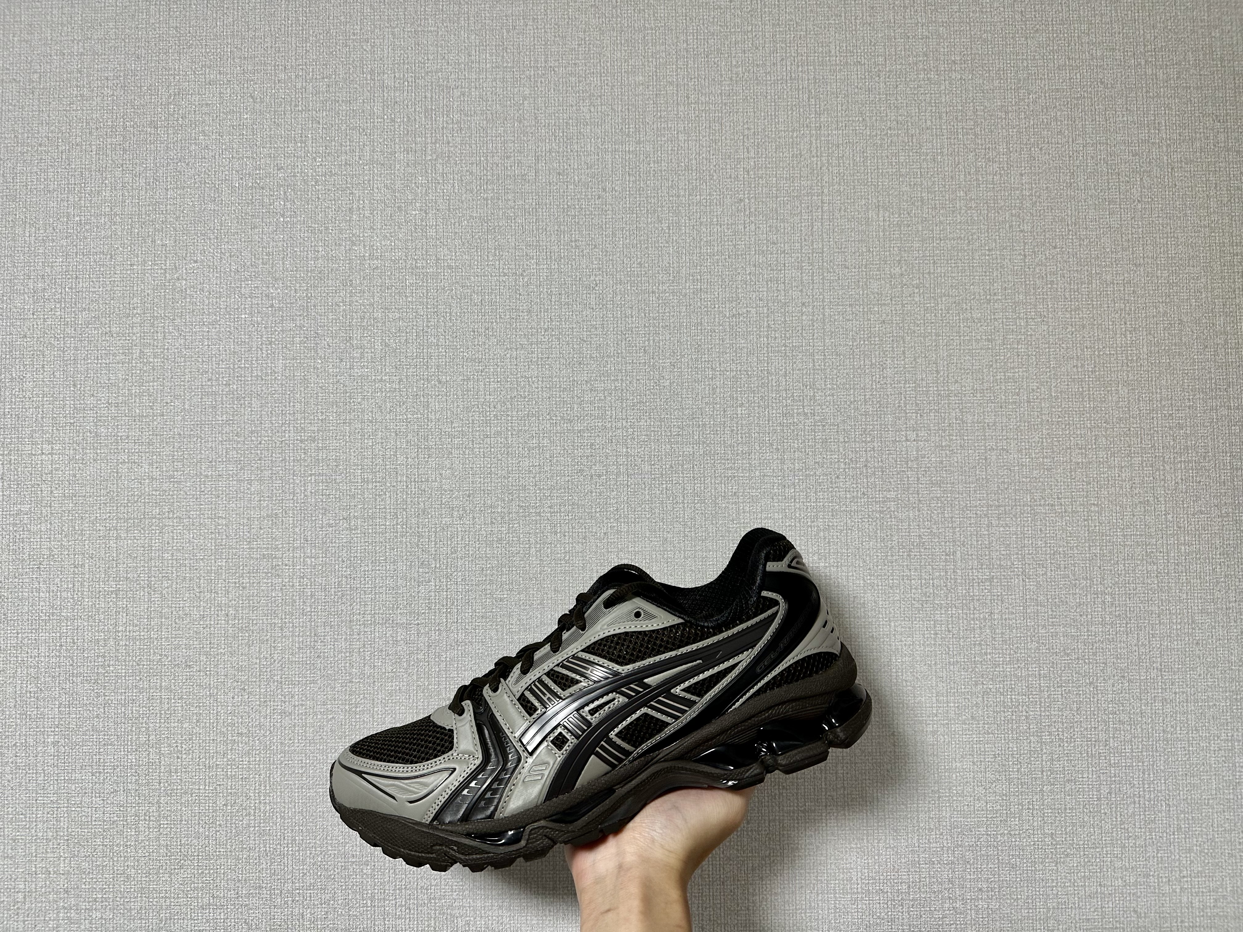 Asics x Atmos x Undermycar Gel-Kayano 14 Pepper Black 착용 스타일 - 2