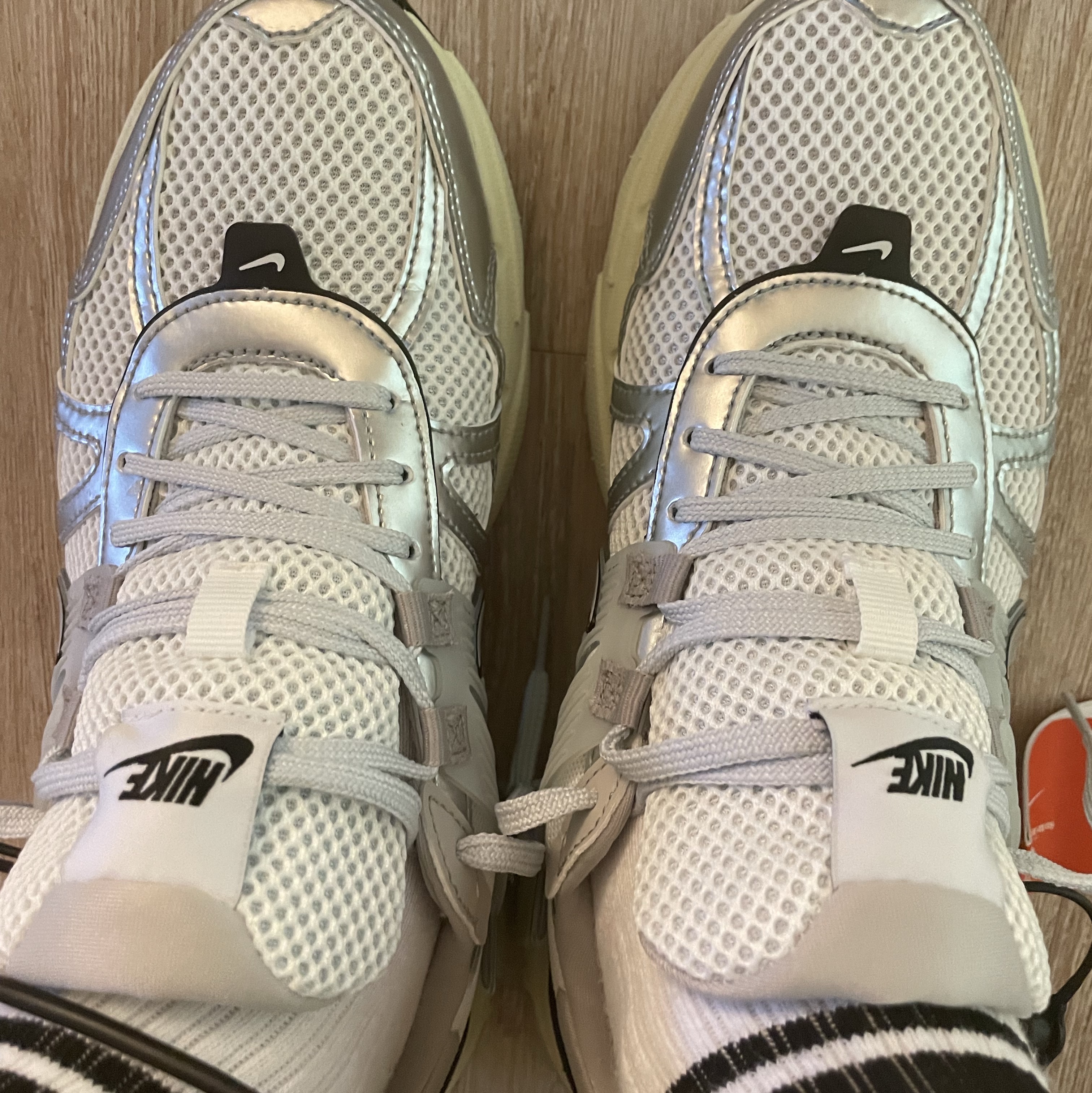 Nike V2K Run Summit White Metallic Silver 착용 스타일 - 1