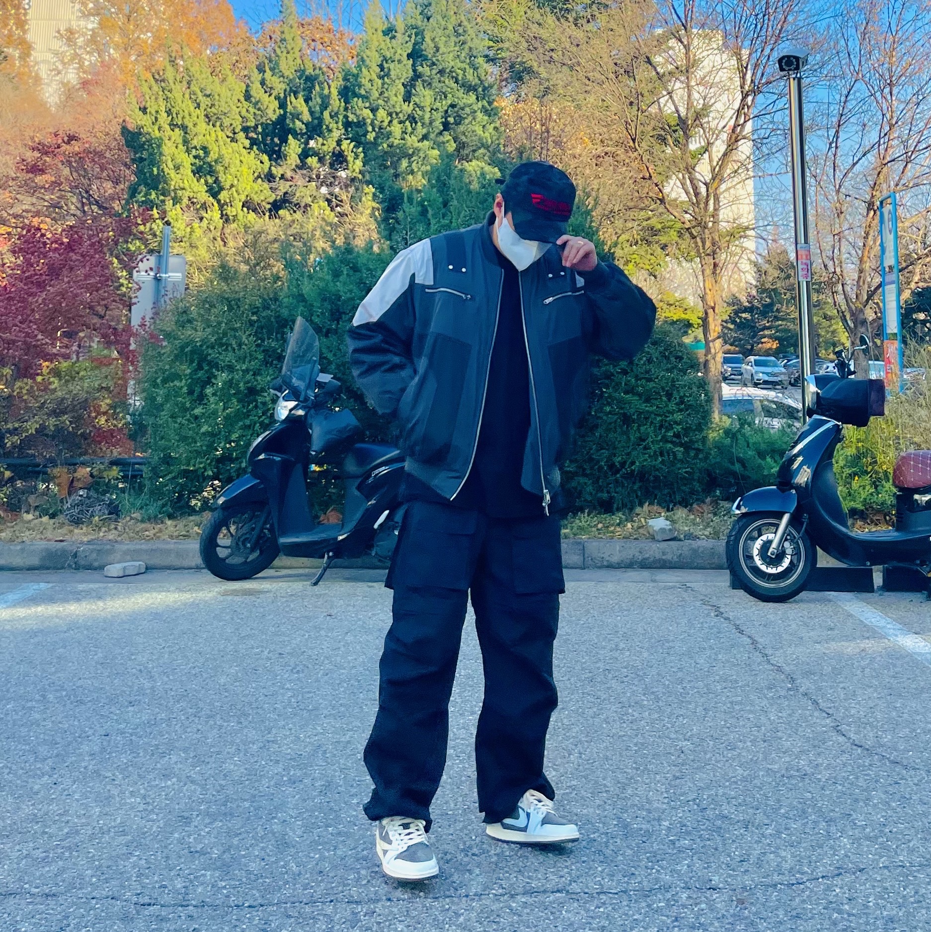Undermycar Wani Kame Multi Block Pocket Turtle Bomber Driftwood - 22FW, Jordan 1 x Travis Scott Retro Low OG SP Sail and Ridgerock 착용 스타일 - 1