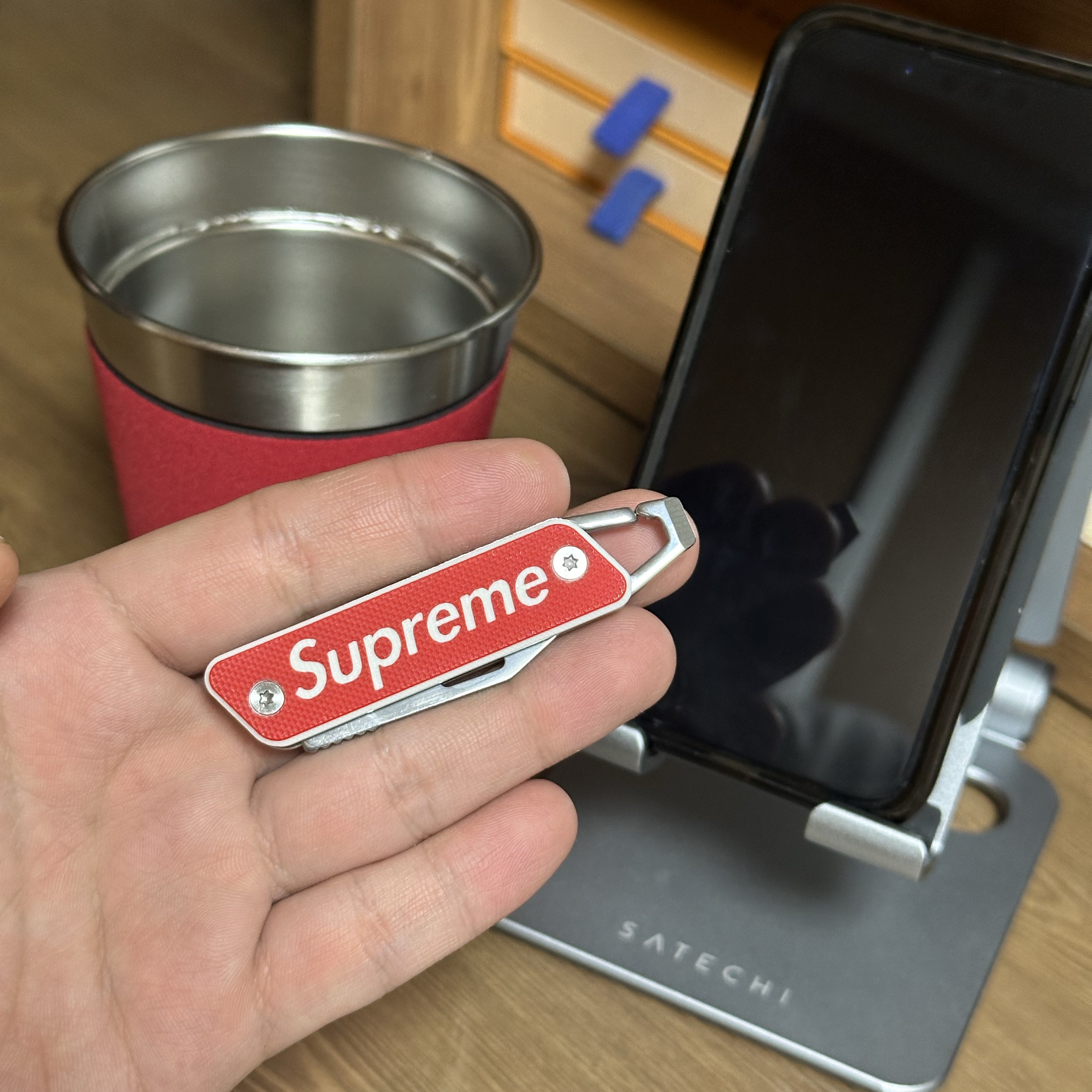 Supreme x True Modern Keychain Knife Red - 22SS 착용 스타일 - 1