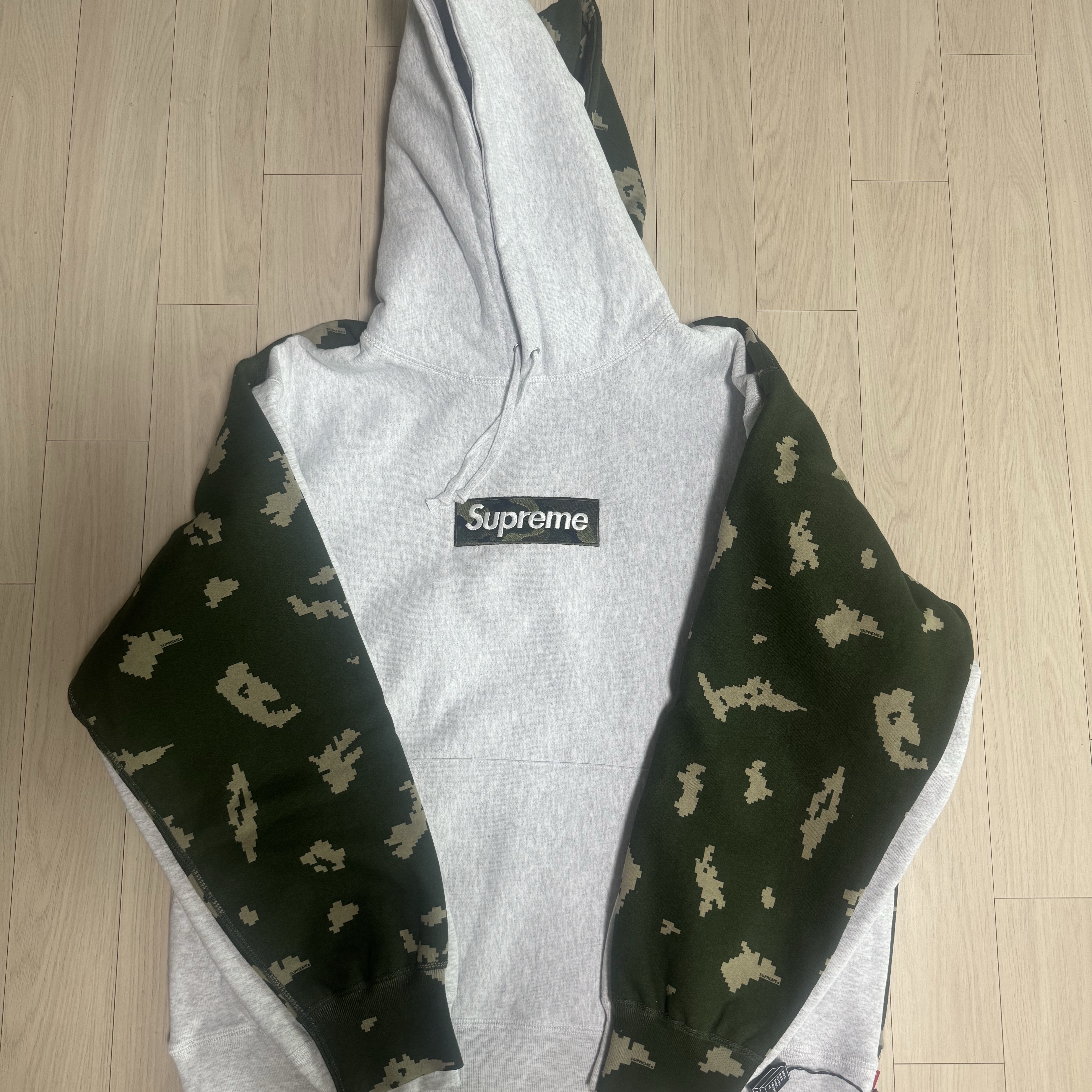 Supreme Box Logo Hooded Sweatshirt Ash Grey - 23FW, Supreme Box Logo Hooded Sweatshirt Olive Russian Camo - 21FW 착용 스타일