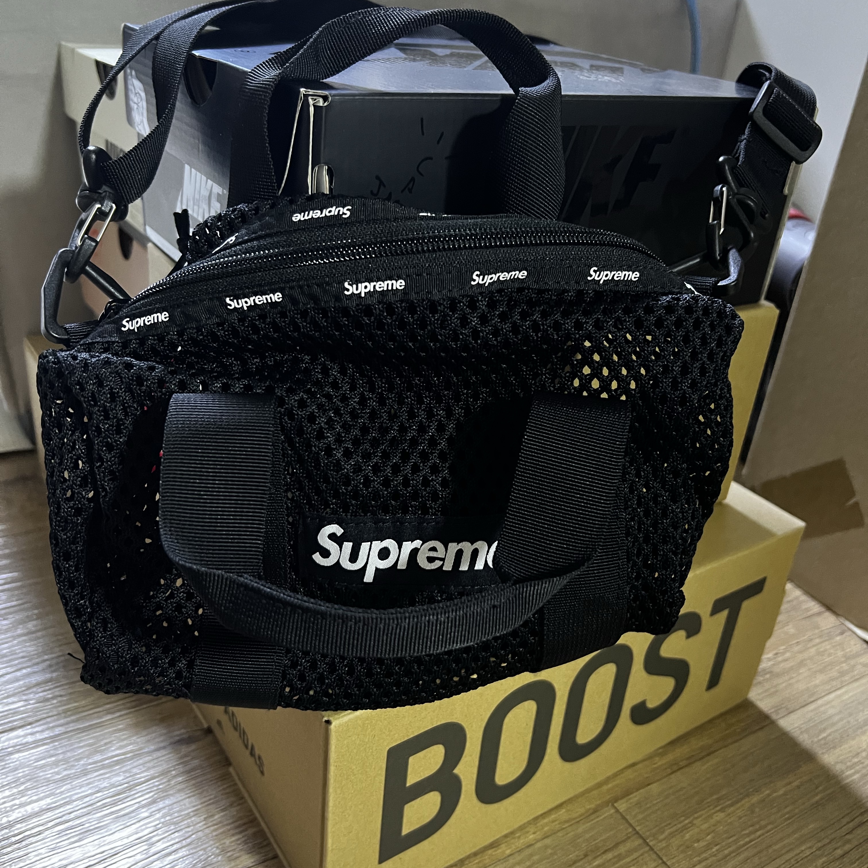 Supreme Mesh Mini Duffle Bag Black - 23SS 착용 스타일 - 4