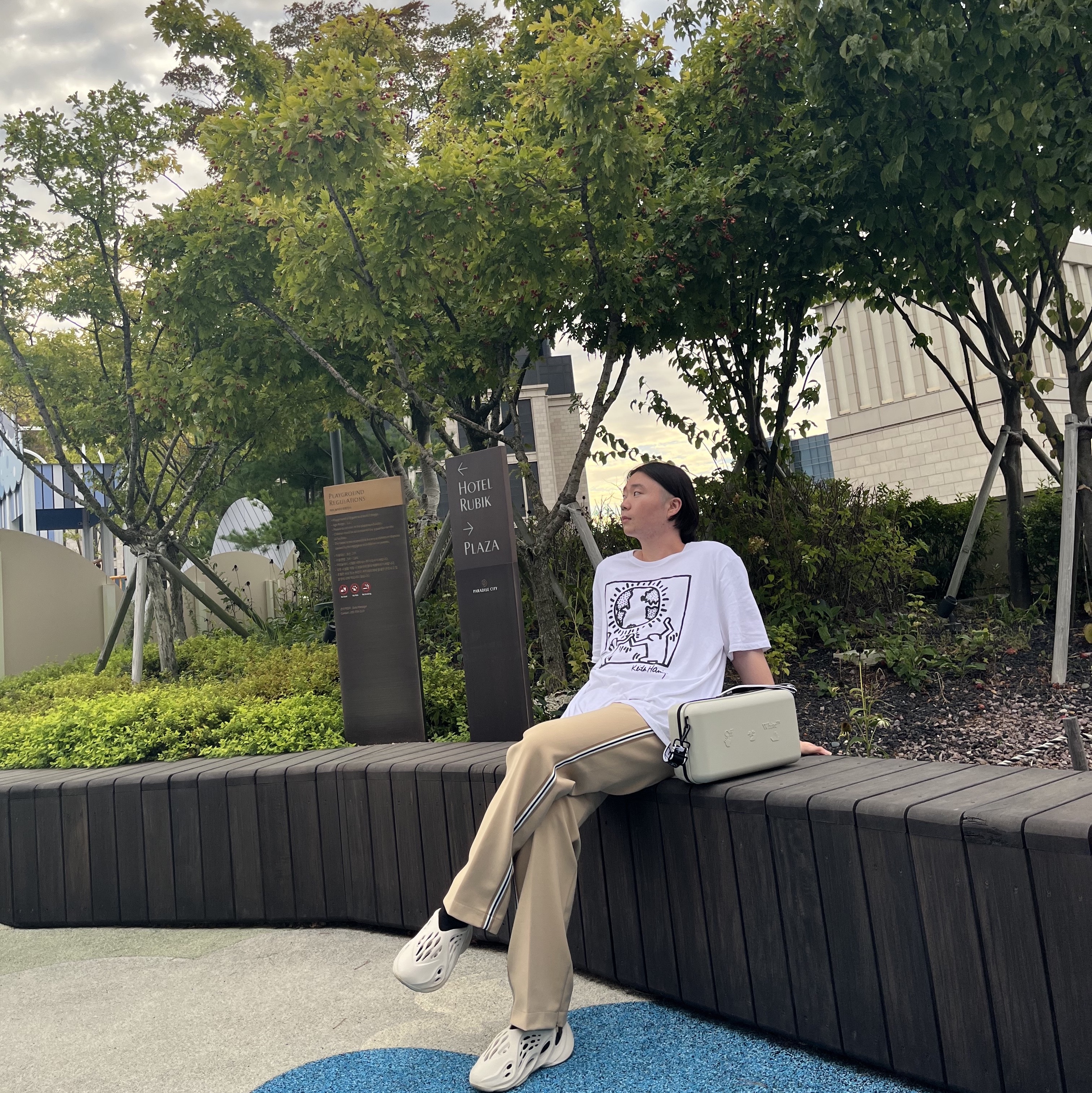 Adidas Yeezy Foam RNNR Sand, Off-White x Amore Pacific Protection Box (Without Cosmetics) 착용 스타일