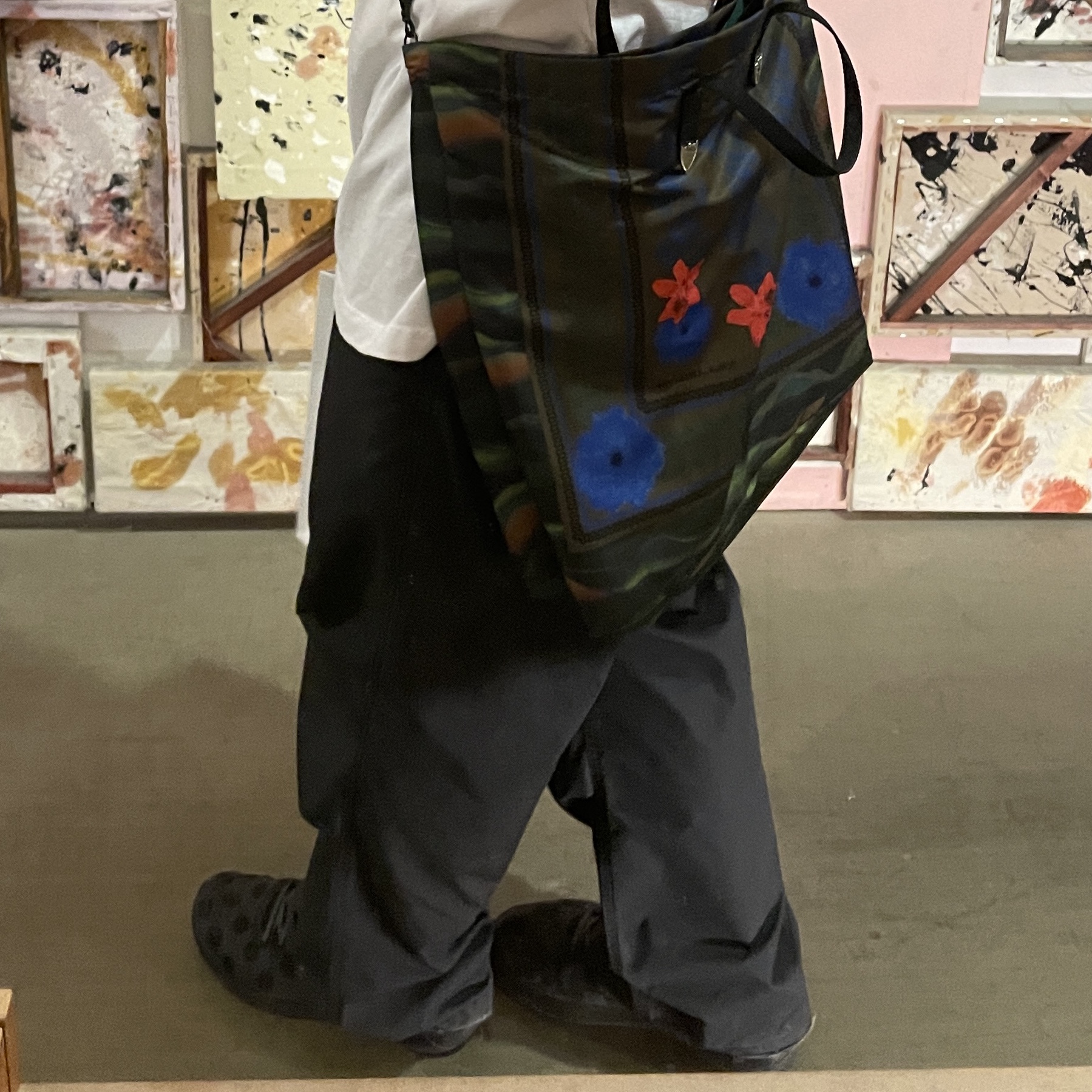 Hoka x Engineered Garments Hupana 2 Polka Dot Black, Toga Archives Print Tote Bag Green 착용 스타일 - 2