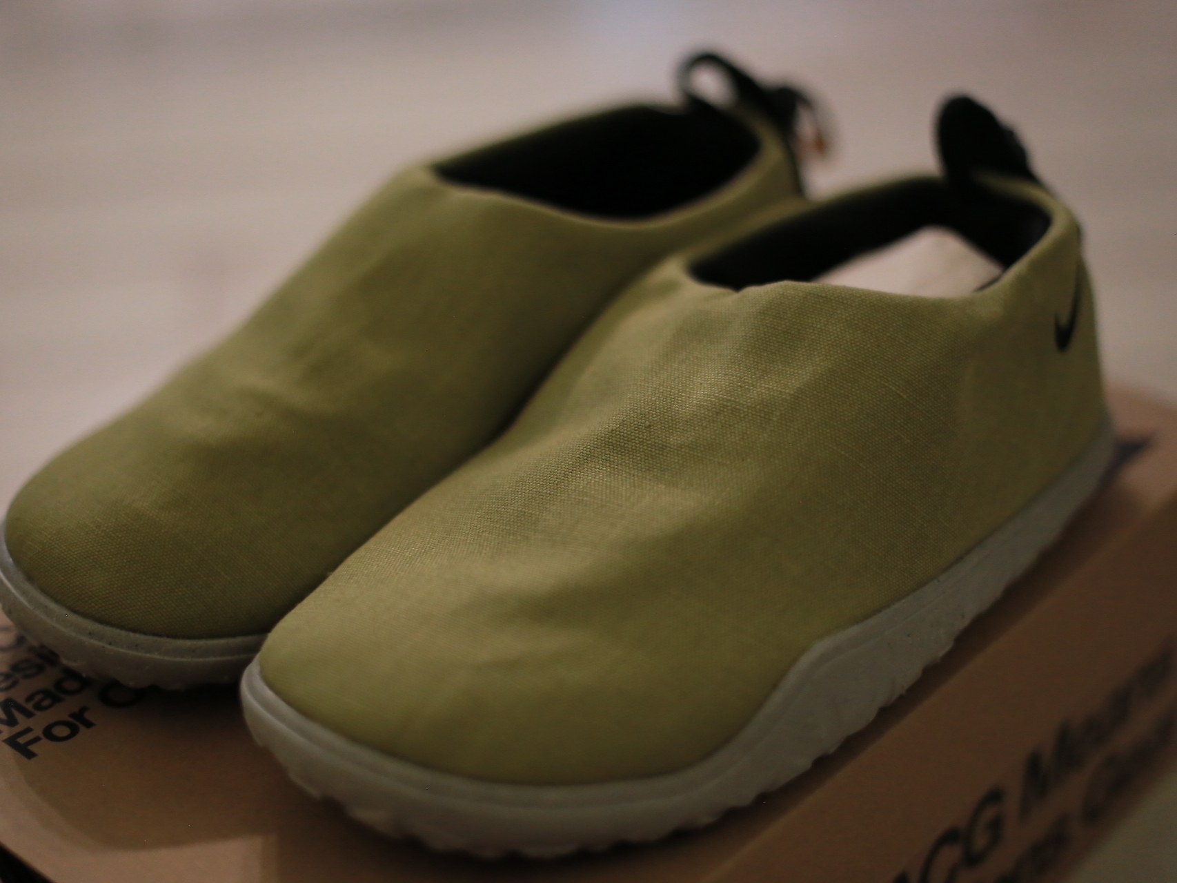 Nike ACG Moc Moss and Anthracite 착용 스타일 - 2