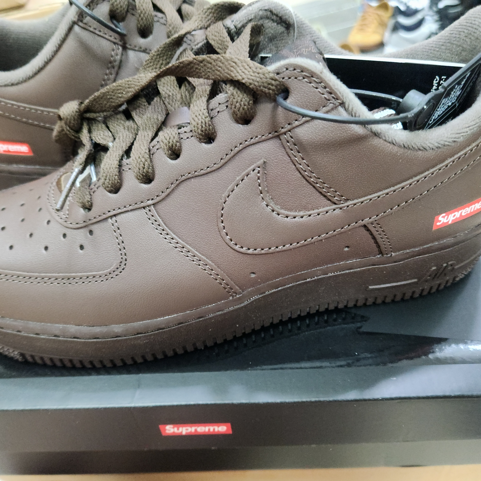 Nike x Supreme Air Force 1 Low Baroque Brown 착용 스타일 - 1
