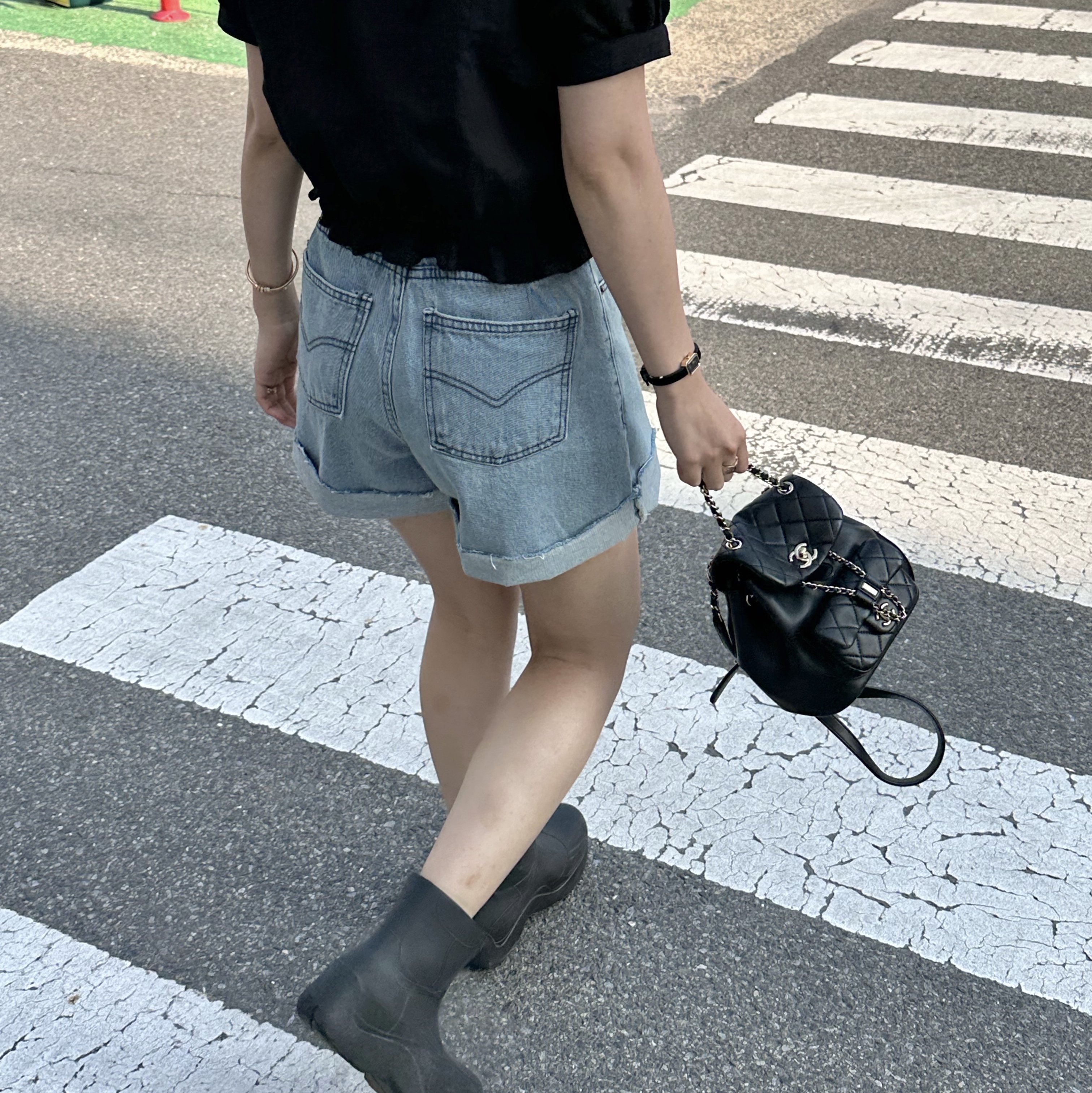 Chanel Small Backpack Lambskin & Gold Black 착용 스타일 - 8
