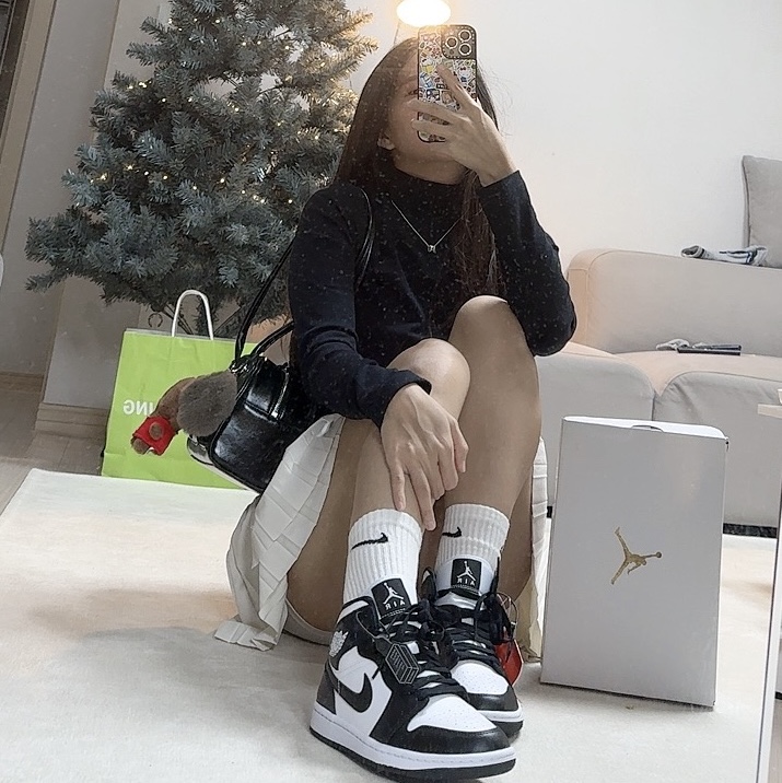 (W) Jordan 1 Mid White Black 착용 스타일 - 1