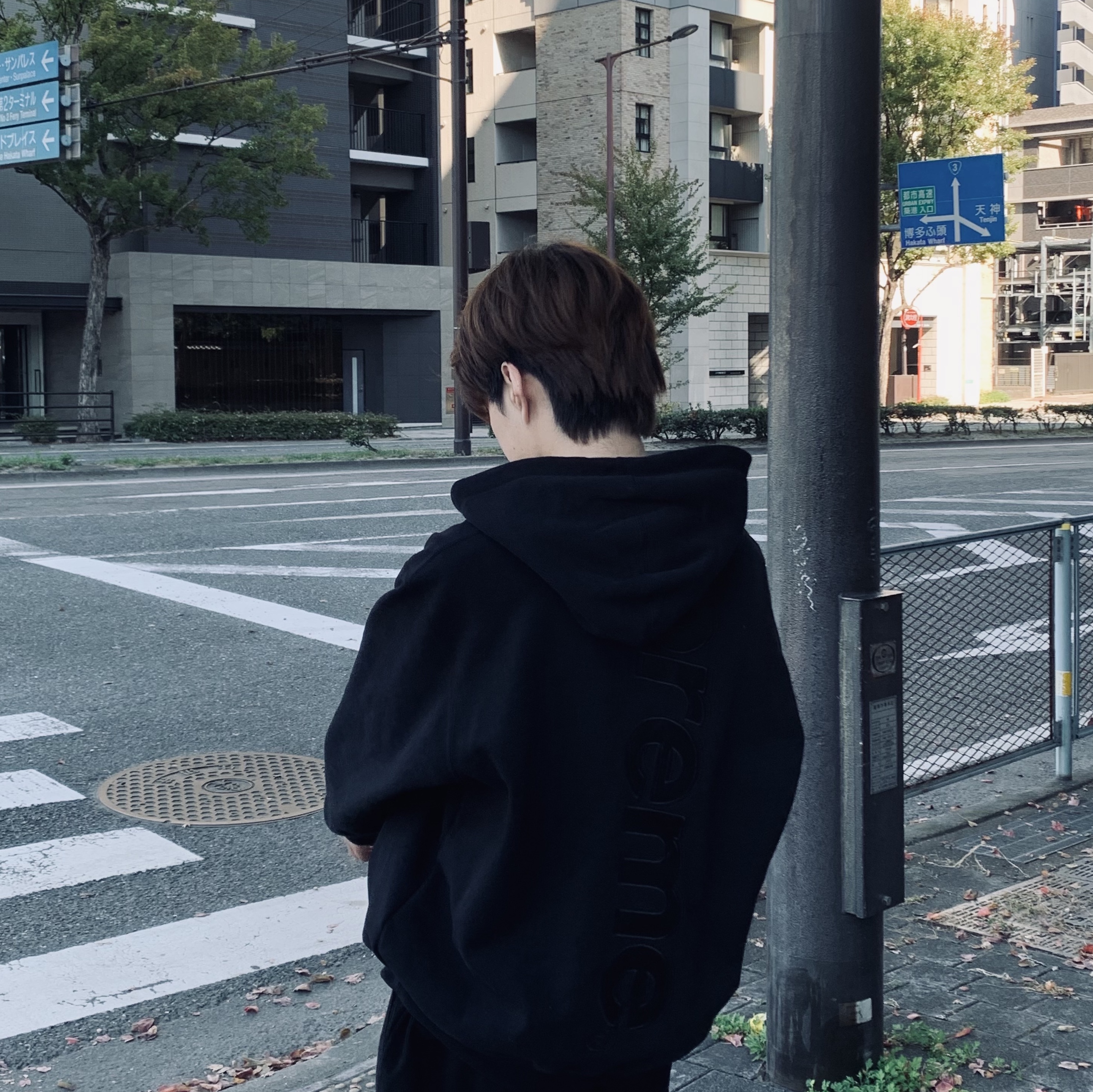 Supreme Satin Applique Hooded Sweatshirt Black - 23FW 착용 스타일 - 2