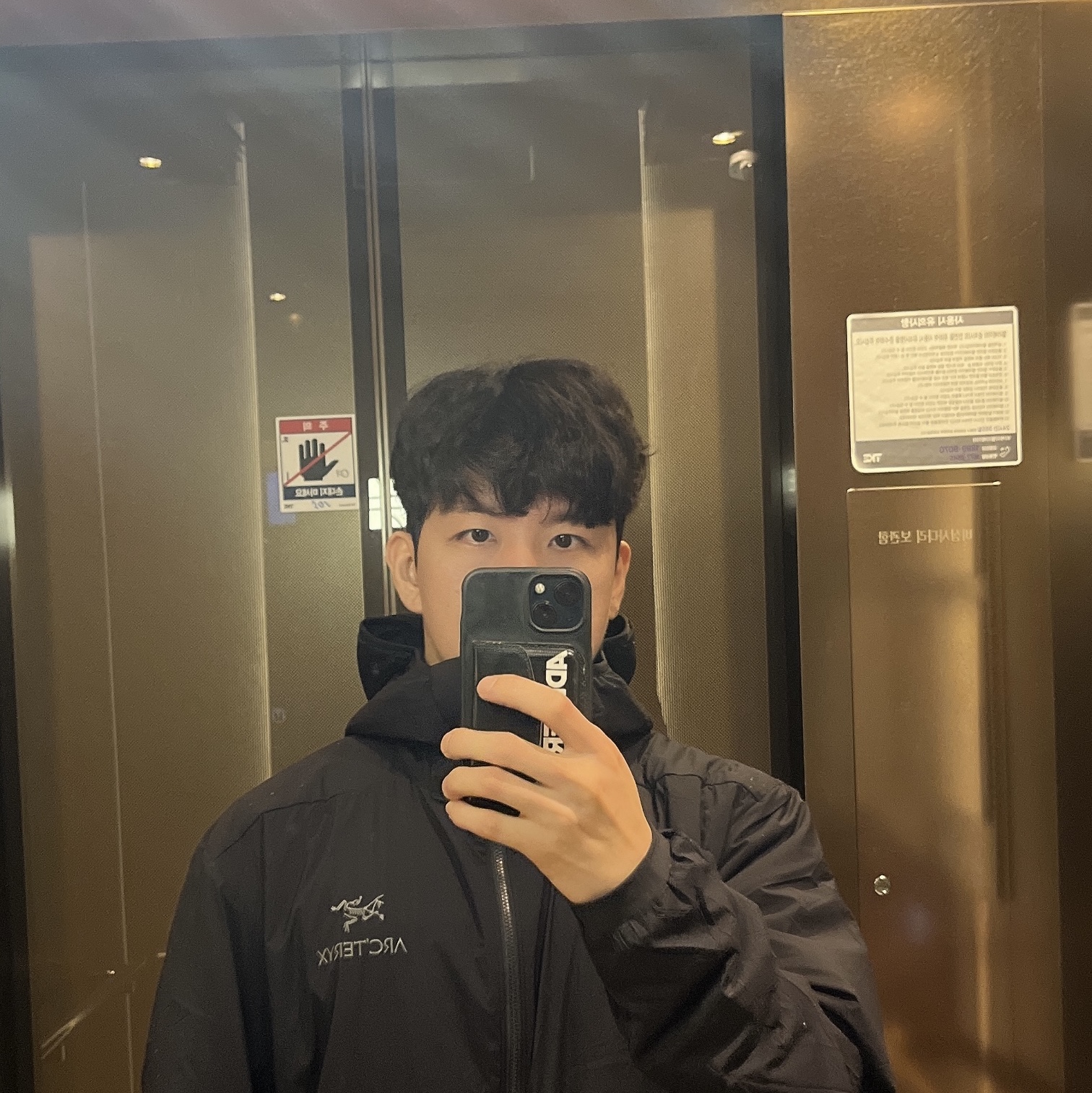 Arc'teryx Atom Hoody Black, Ader Error Standic Magsafe Wallet Noir 착용 스타일