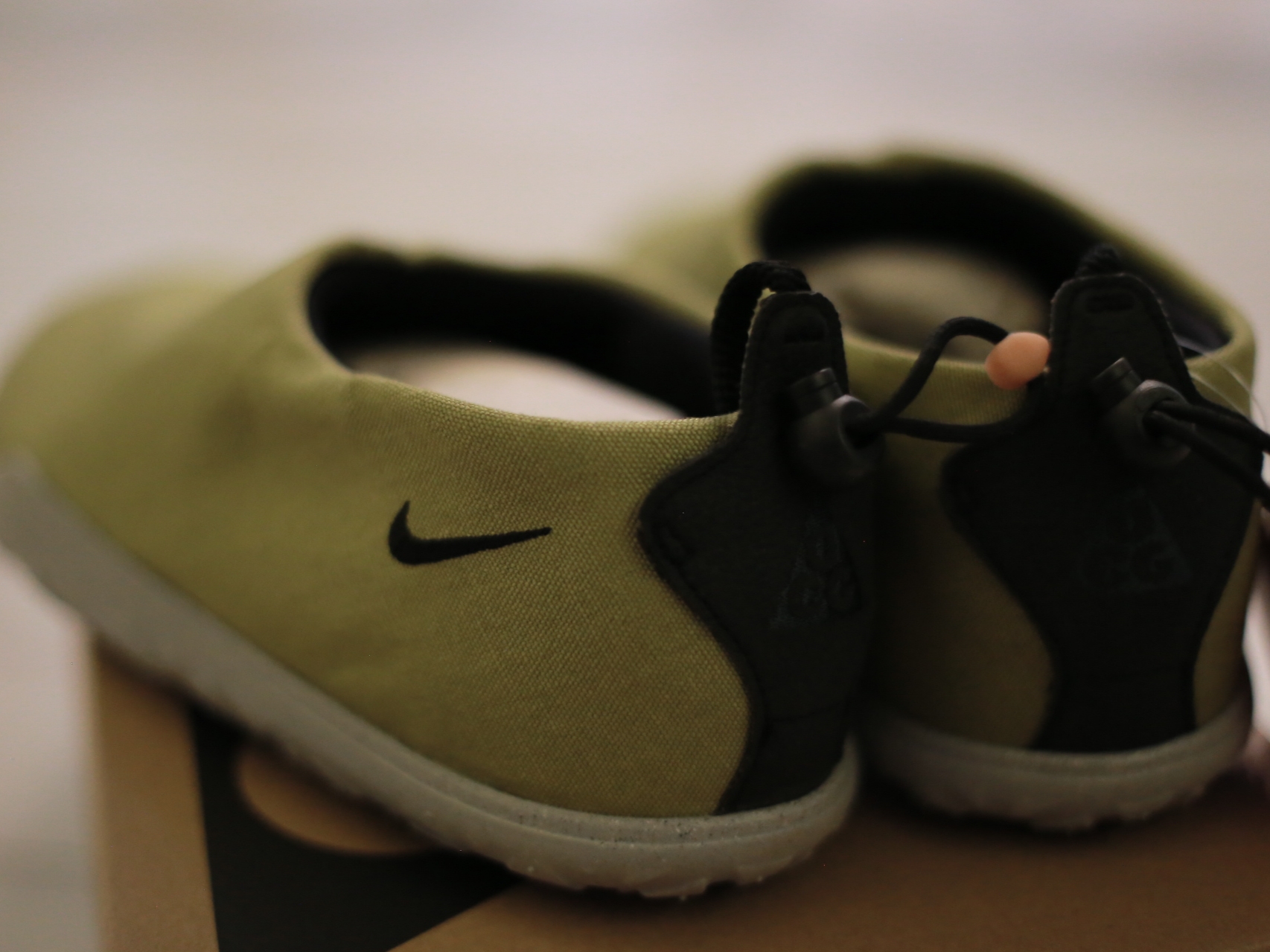 Nike ACG Moc Moss and Anthracite 착용 스타일 - 3