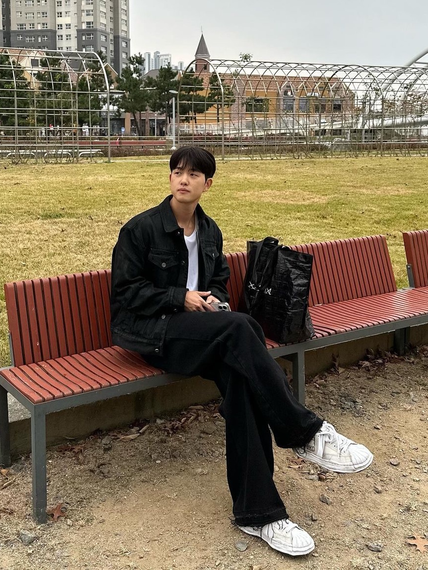 JUNNE P16 Low Rise Wide Denim Pants Black (New Ver.) 착용 스타일 - 2