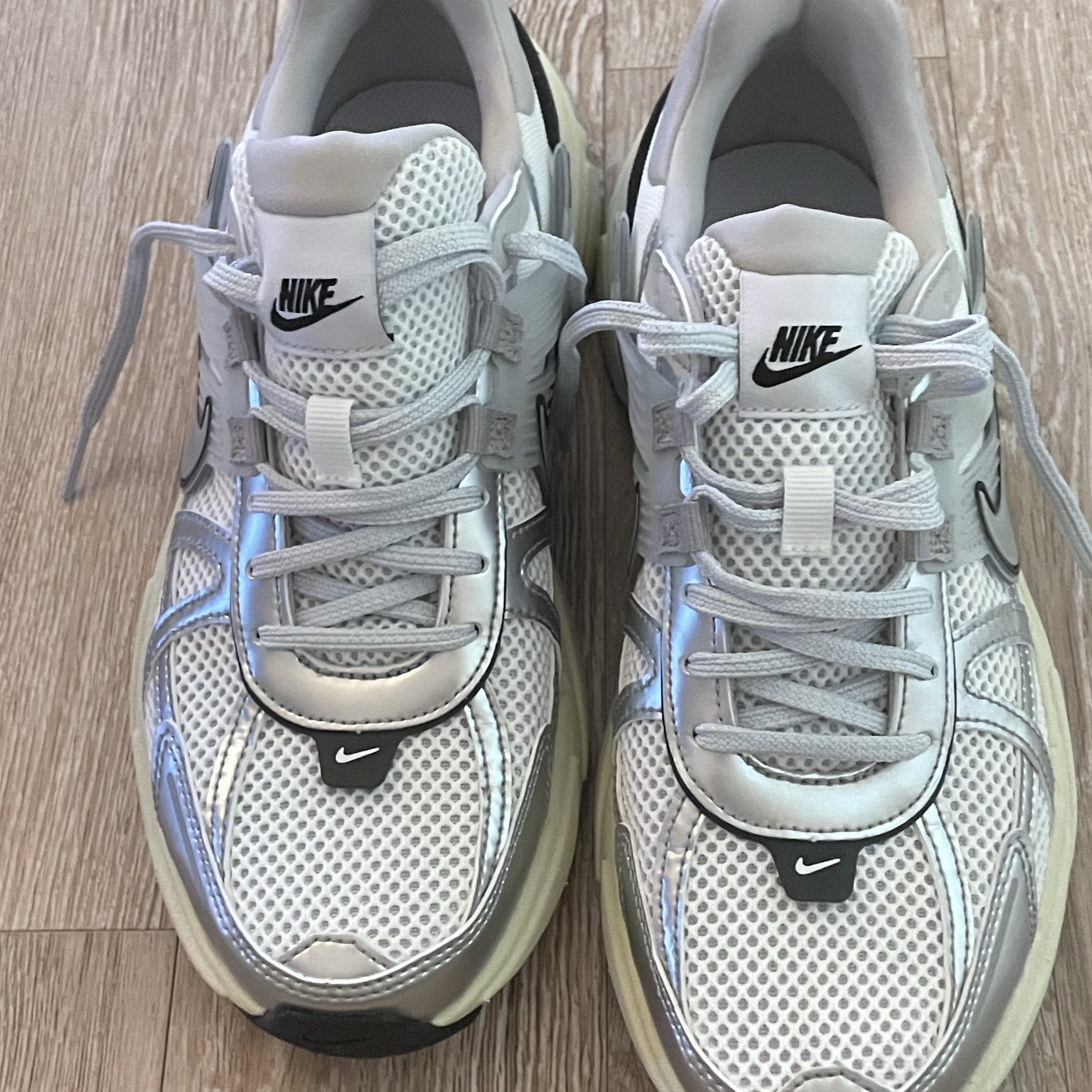 Nike V2K Run Summit White Metallic Silver 착용 스타일 - 3