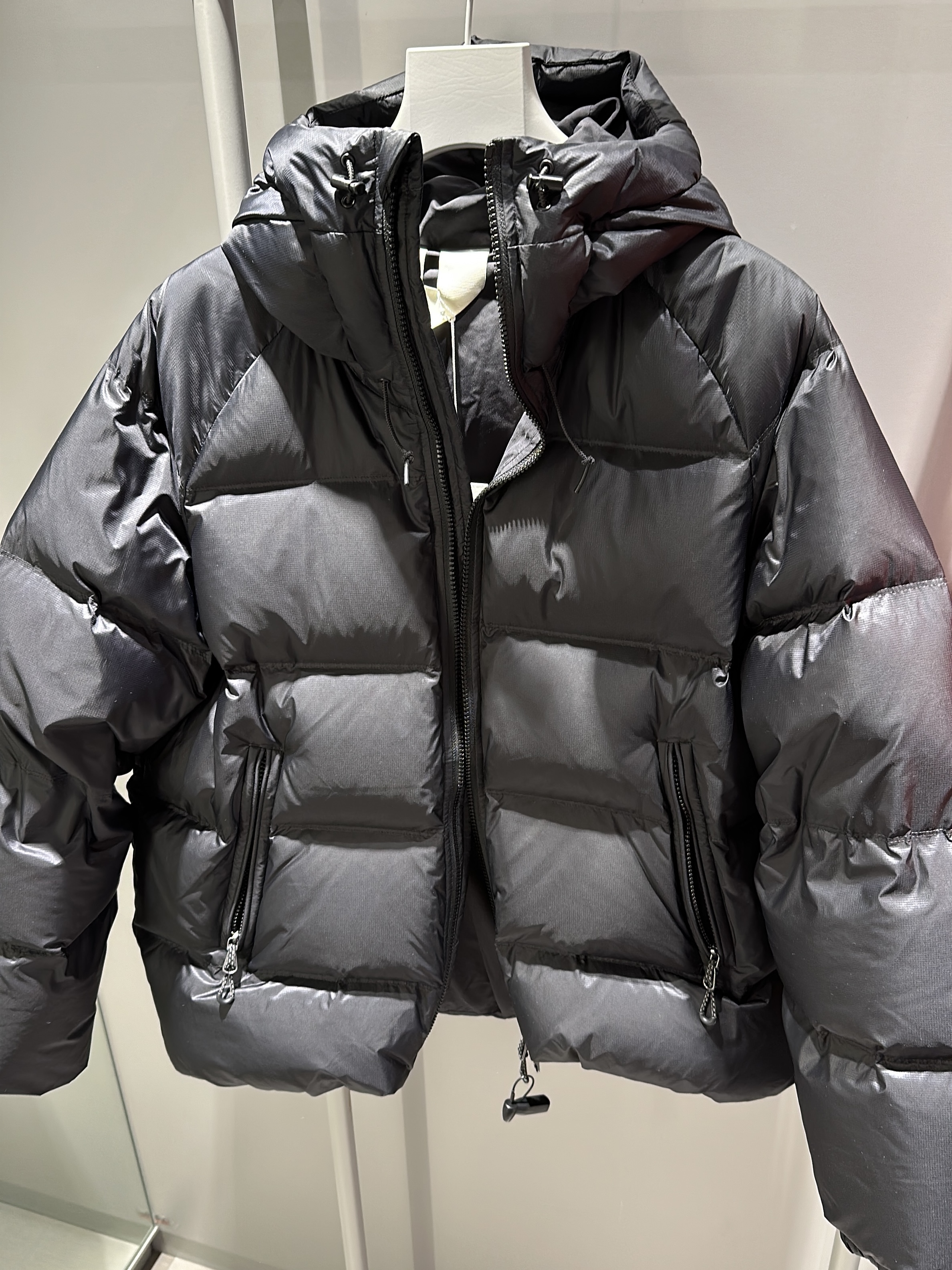 Arket Sporty Down Jackt Black 착용 스타일