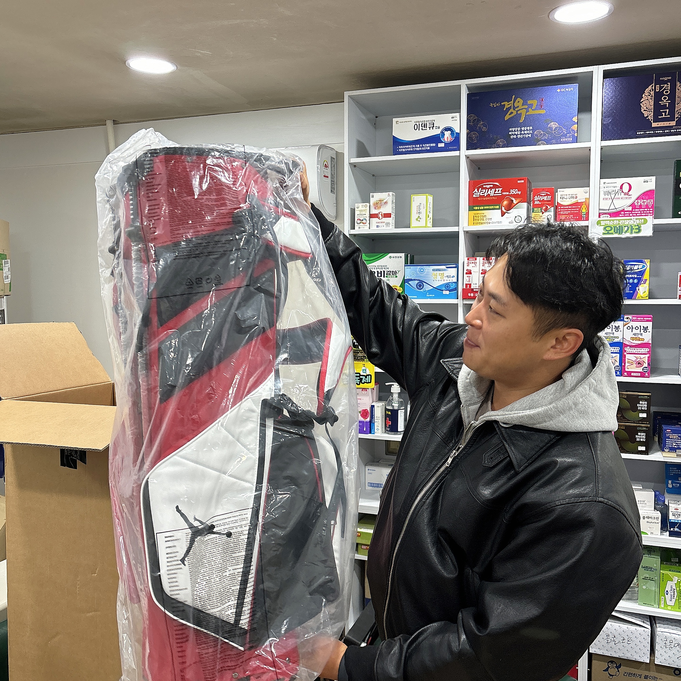 Jordan Fade Away Golf Bag White Varsity Red 착용 스타일 - 1