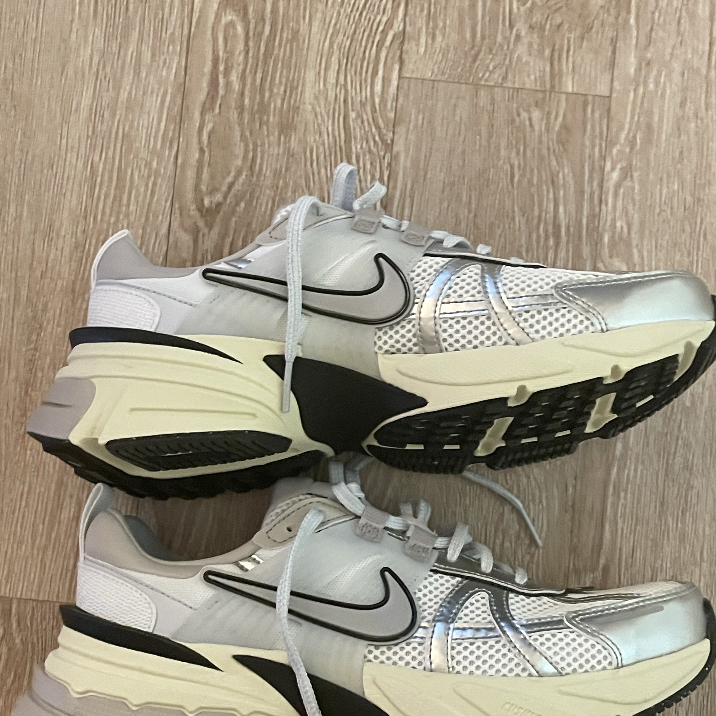 Nike V2K Run Summit White Metallic Silver 착용 스타일 - 4