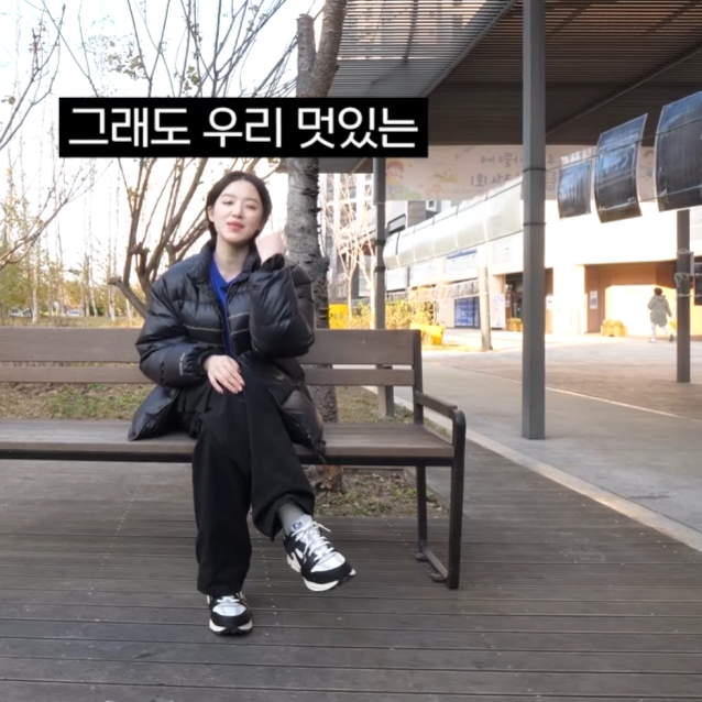 (W) Nike Zoom Vomero 5 Wolf Grey and Black 착용 스타일 - 4