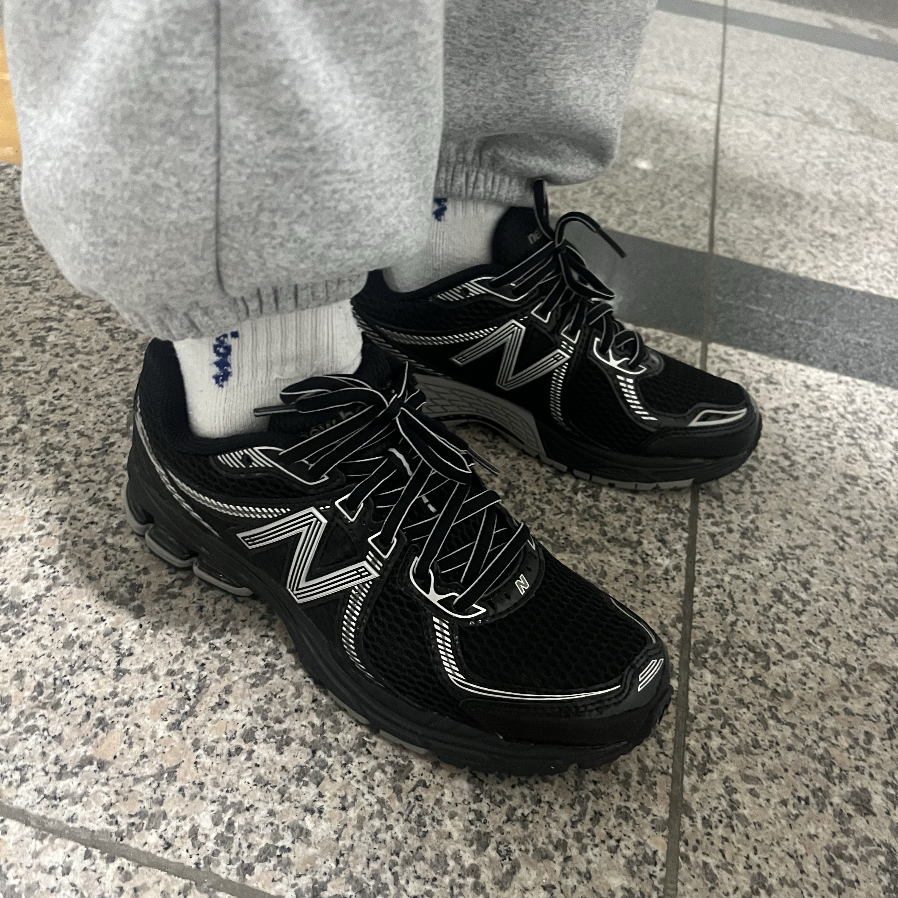 New Balance 860v2 Black Grey 착용 스타일 - 1