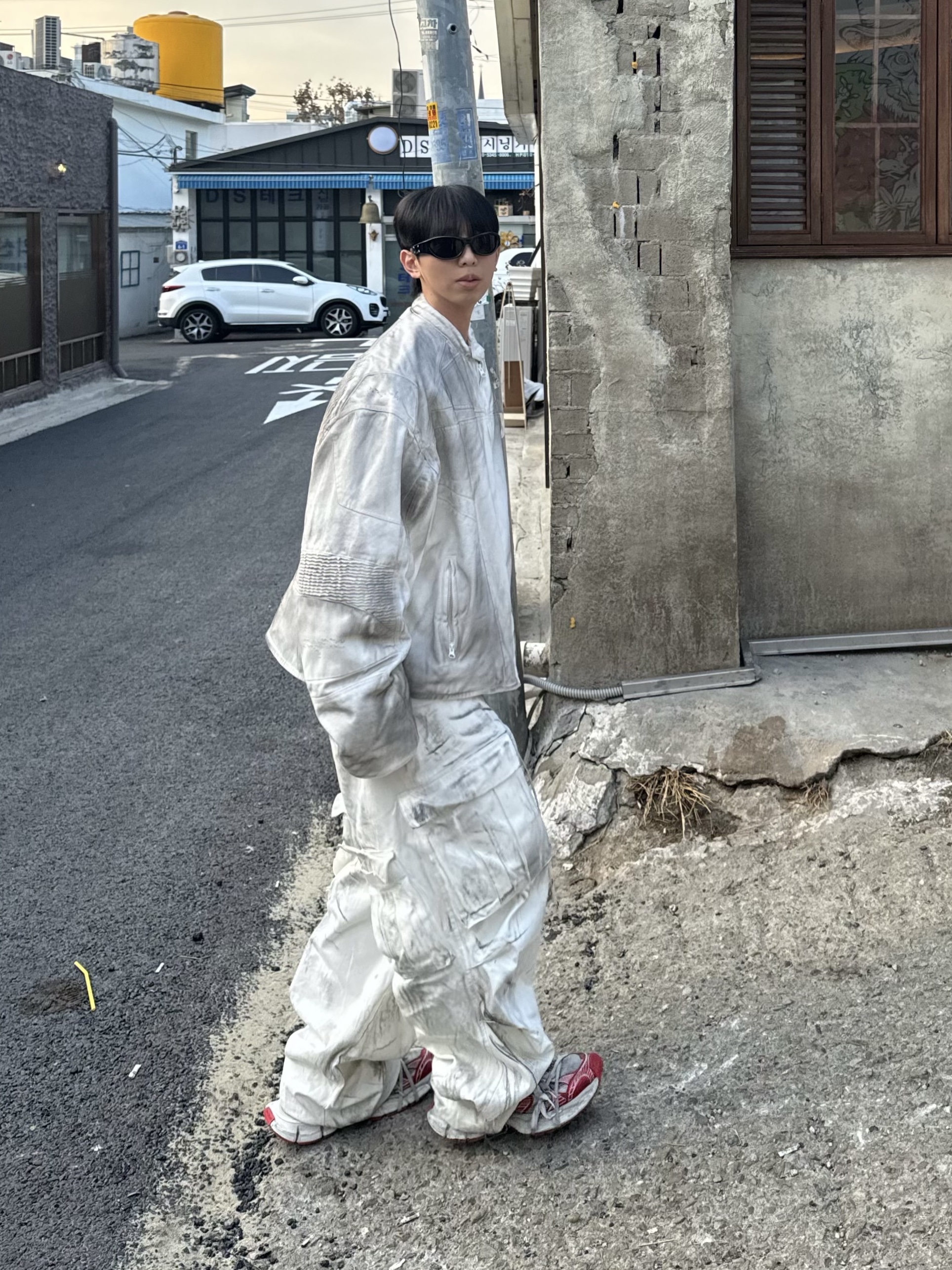 Gentle Monster x Maison Margiela MM003 Black Black, Nos Couleurs 01 Cargo Pants Dirty Washing 착용 스타일 - 2