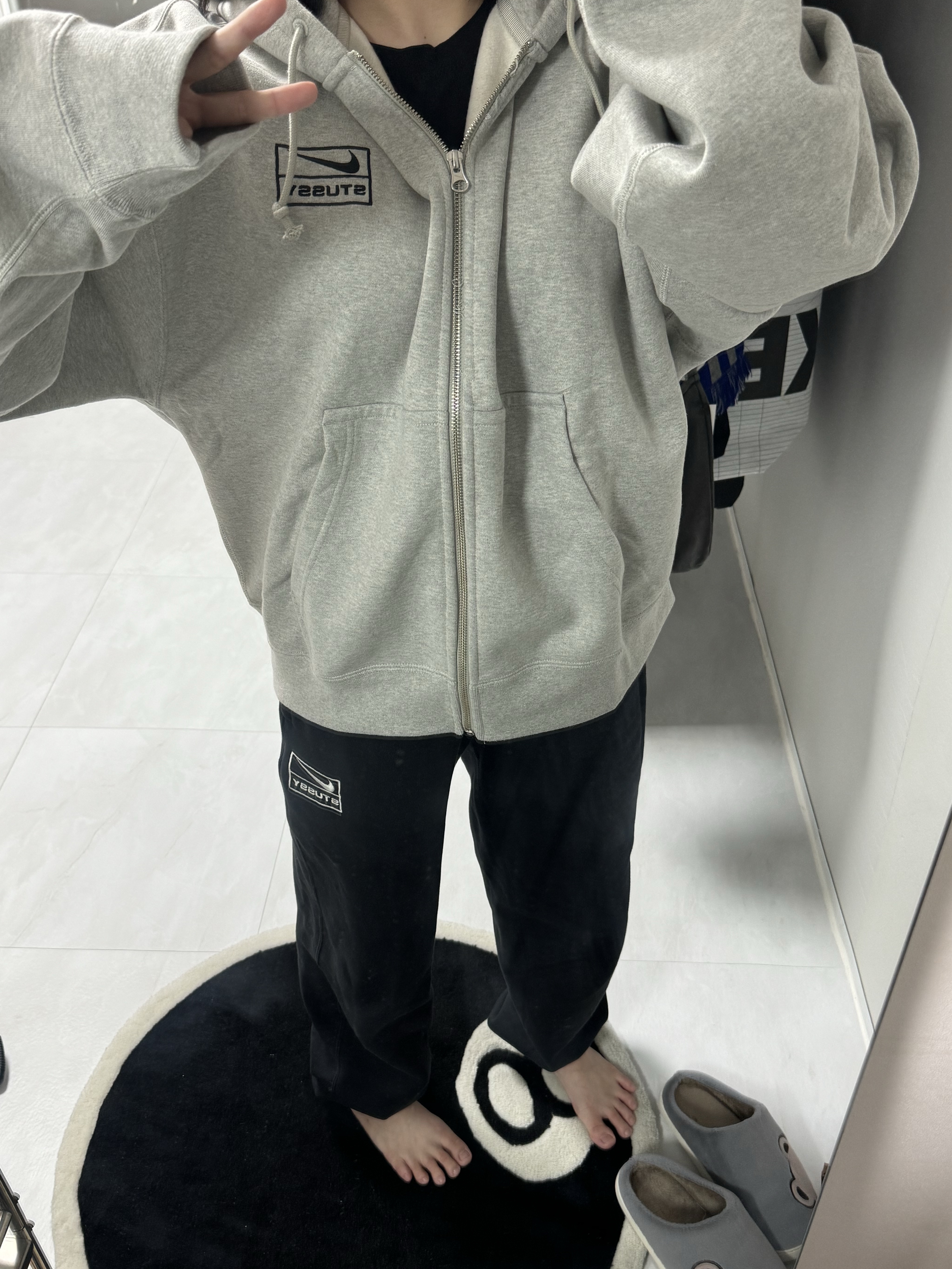 Nike x Stussy Full Zip Fleece Hoodie Grey Heather (FJ9181-050), Stussy 8 Ball Rug Black 착용 스타일