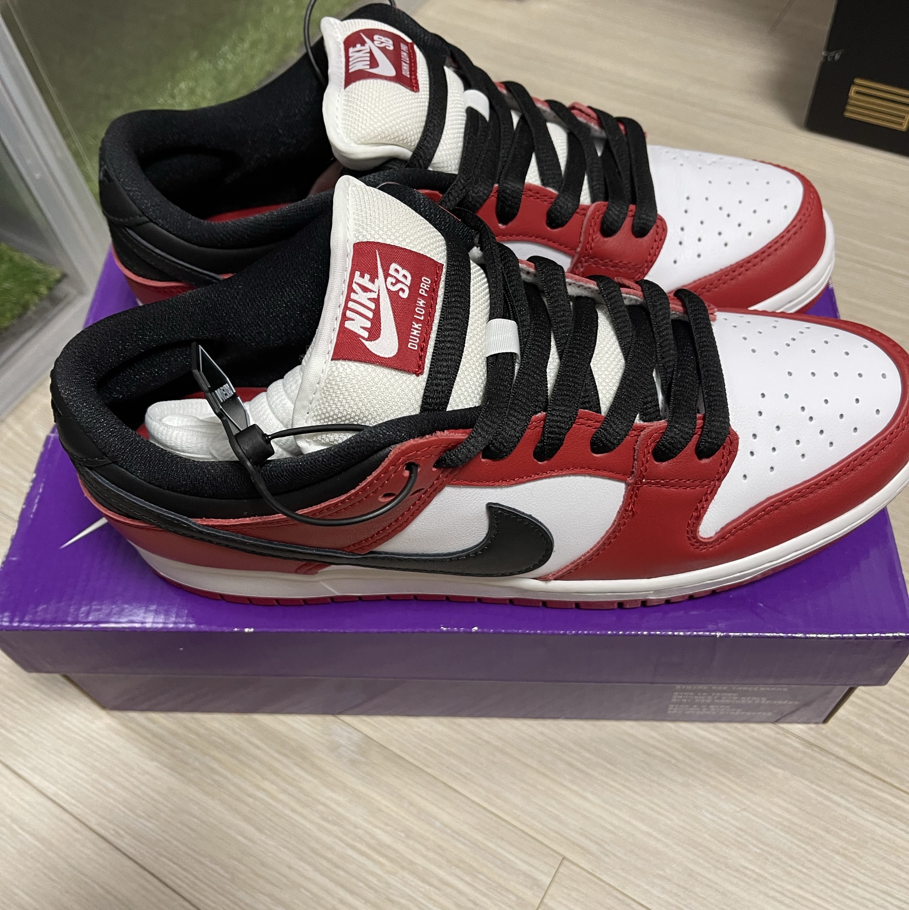 Nike SB Dunk Low Pro Chicago 착용 스타일 - 1