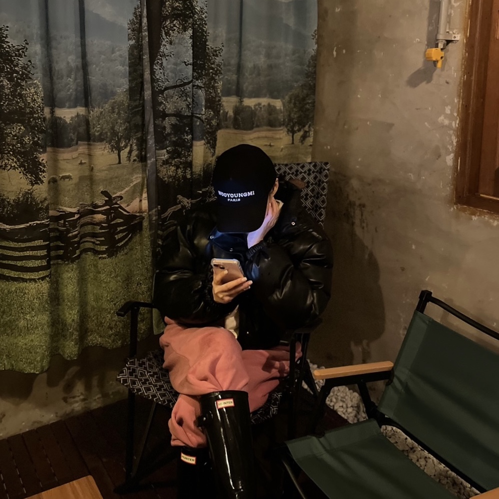 (W) Hunter Original Tall Gloss Rain Boots Black, Wooyoungmi Embroidered Ball Cap Black 착용 스타일 - 1