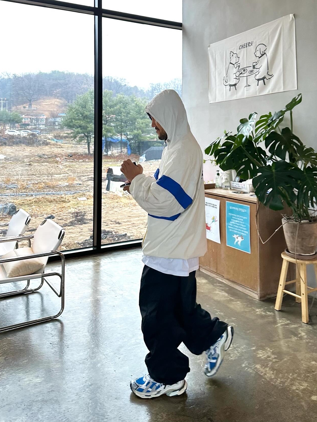 Balenciaga Runner Sneakers Blue White, Maison Margiela Keyring Wallet Black 착용 스타일 - 2