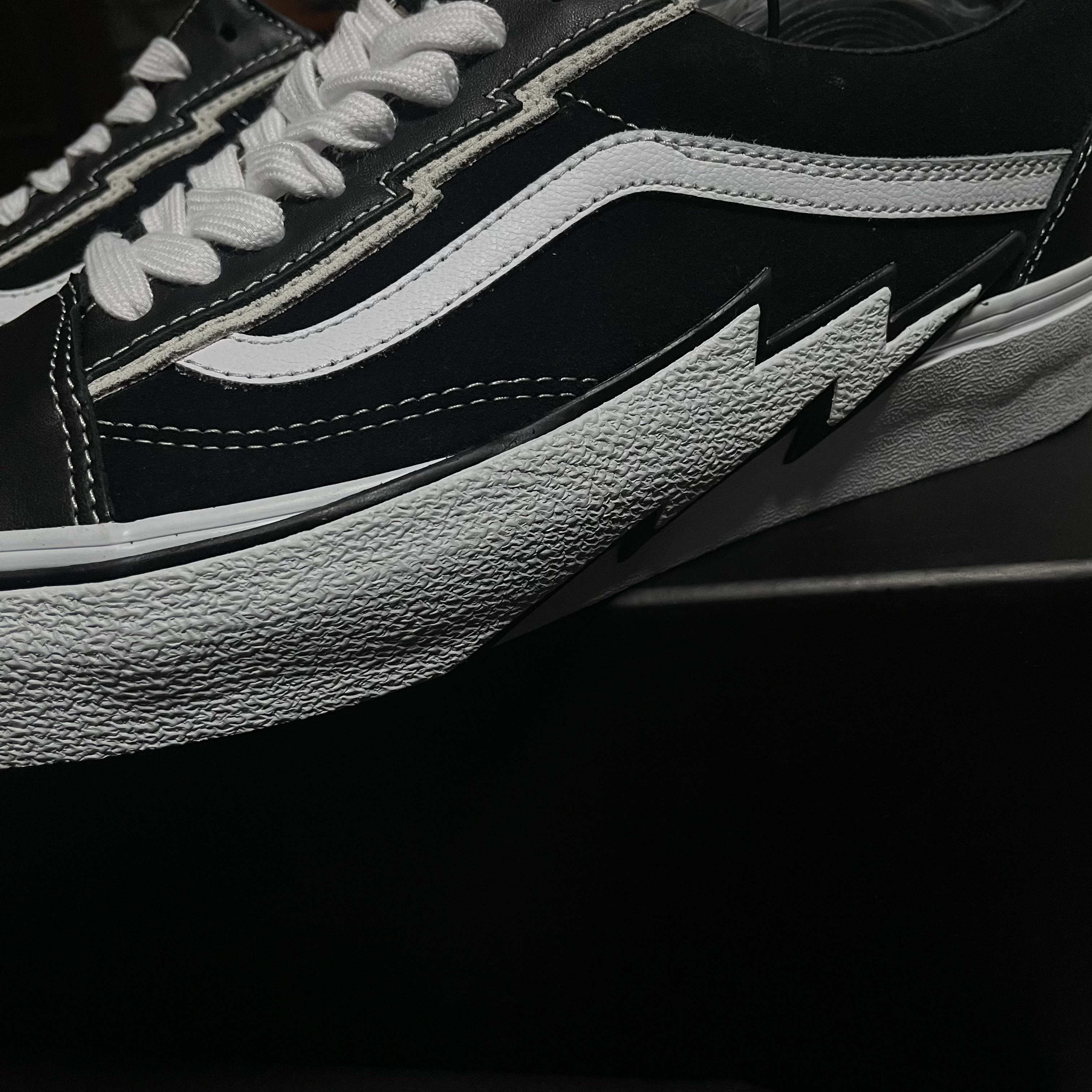 Vans Vault x Mastermind World Old Skool Bolt Black, Casetify x Mastermind World iPhone Mirror Skull Magsafe Mirror Case Silver Mirror Black Bumper 착용 스타일 - 2