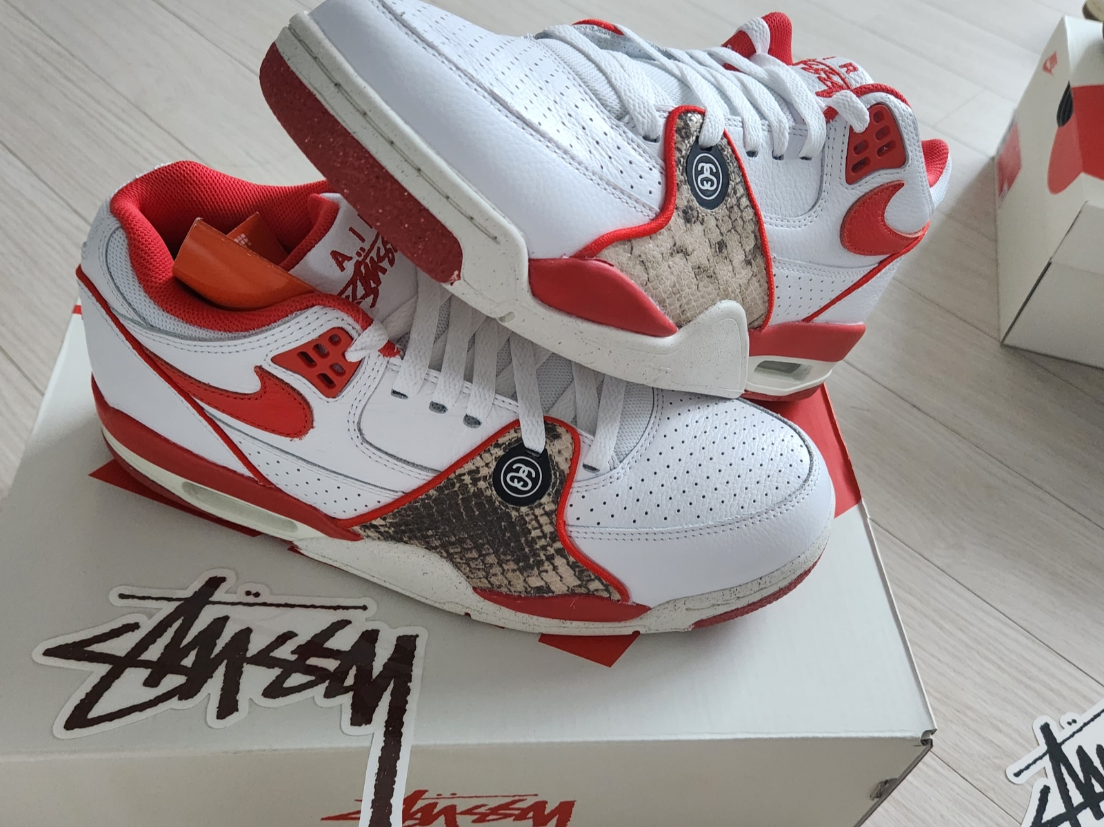 Nike x Stussy Air Flight 89 Low White and Pecan, Nike x Stussy Air Flight 89 Low White Habanero Red Sail 착용 스타일 - 3