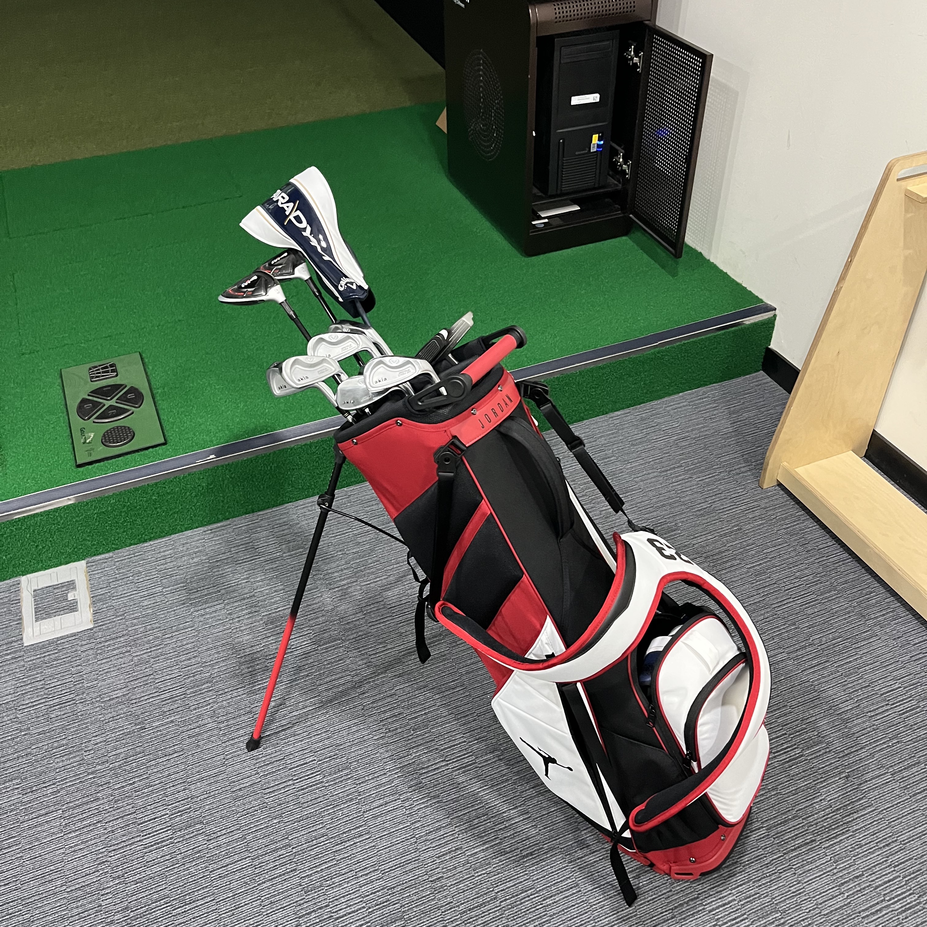 Jordan Fade Away Golf Bag White Varsity Red 착용 스타일 - 3