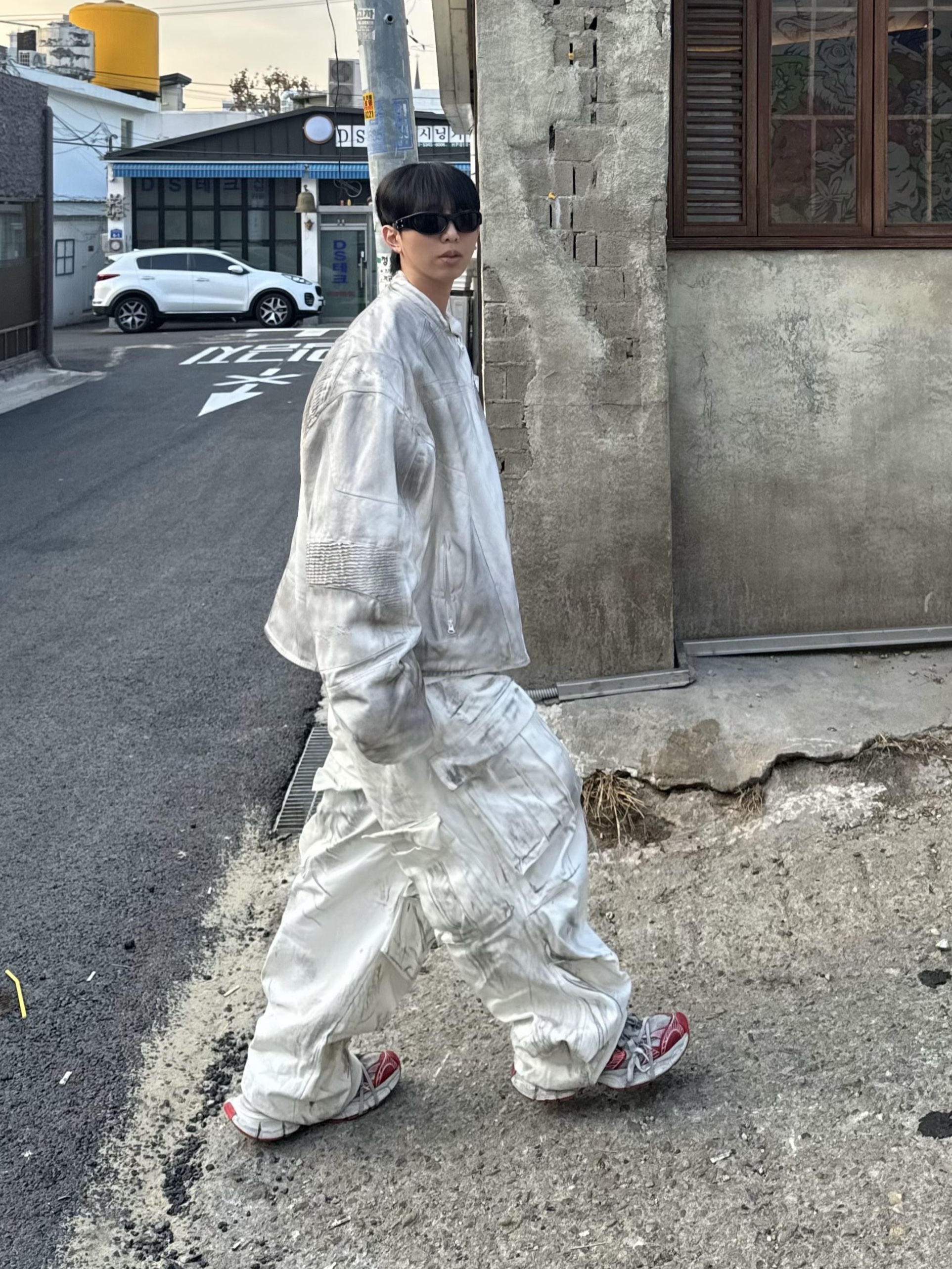 Gentle Monster x Maison Margiela MM003 Black Black, Nos Couleurs 01 Cargo Pants Dirty Washing 착용 스타일 - 1