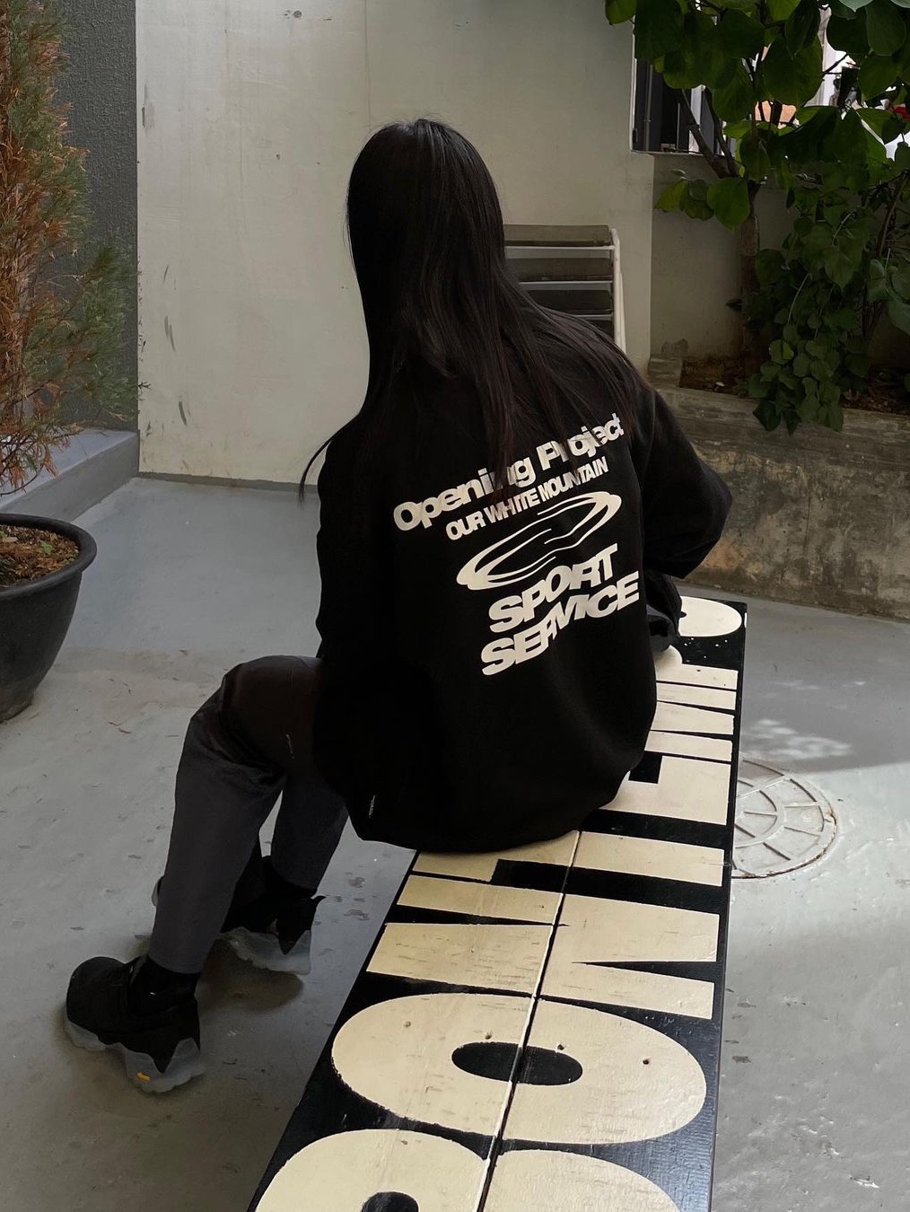 Opening Project Sport Service Sweatshirt Black 착용 스타일 - 1