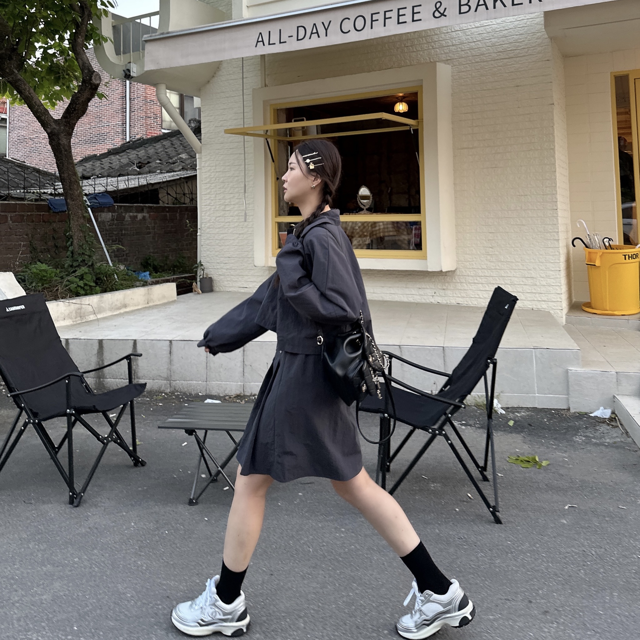 Chanel Small Backpack Lambskin & Gold Black 착용 스타일 - 7