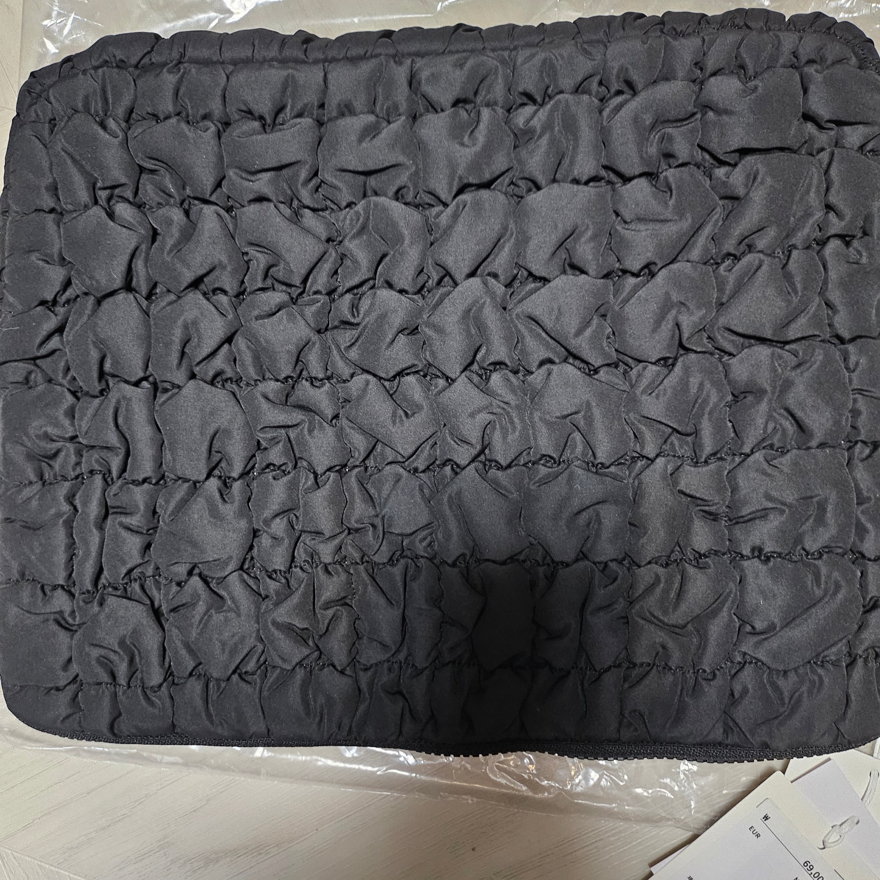Cos Quilted  Laptop Case Black 착용 스타일 - 3