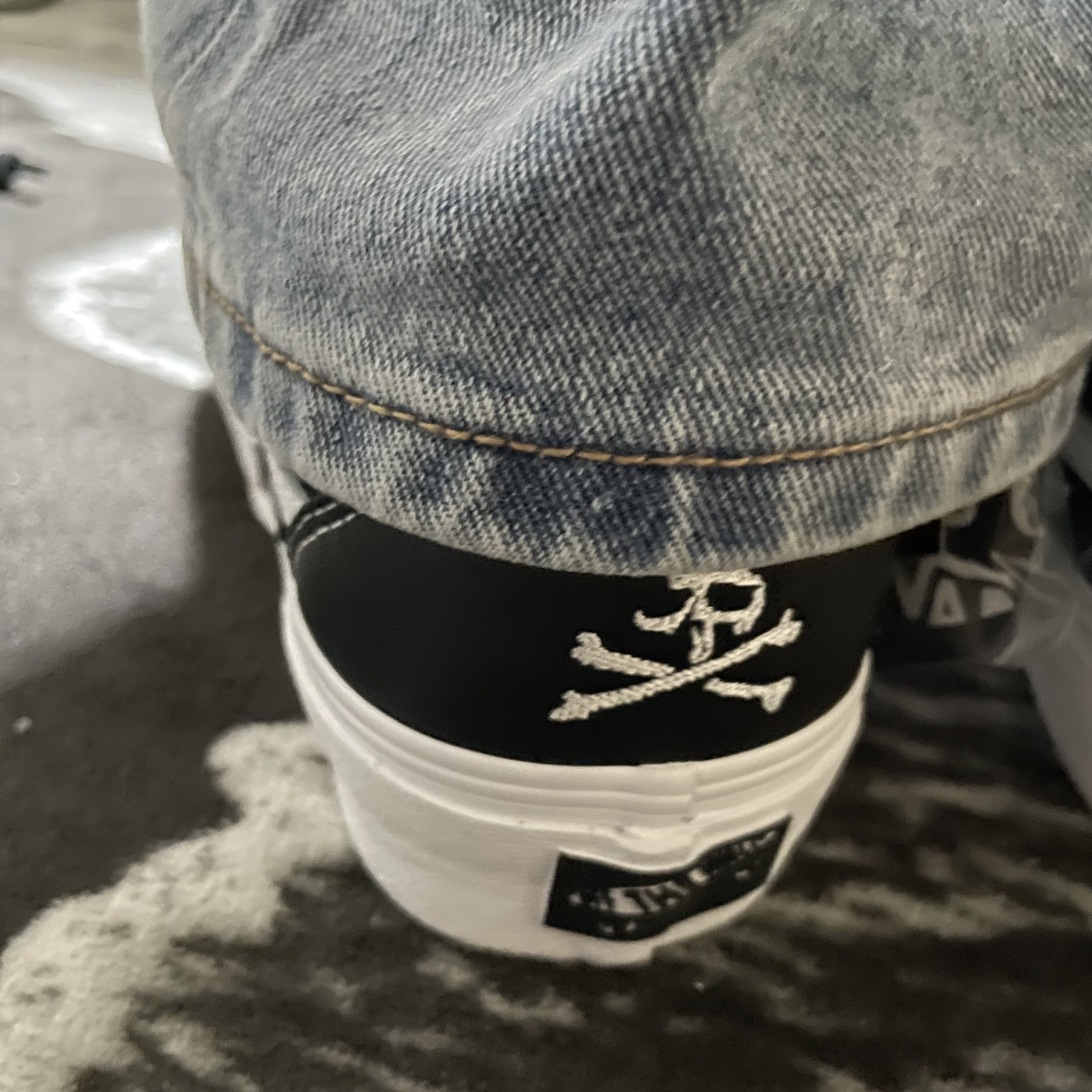 Vans Vault x Mastermind World Old Skool Bolt Black, Casetify x Mastermind World iPhone Mirror Skull Magsafe Mirror Case Silver Mirror Black Bumper 착용 스타일 - 3