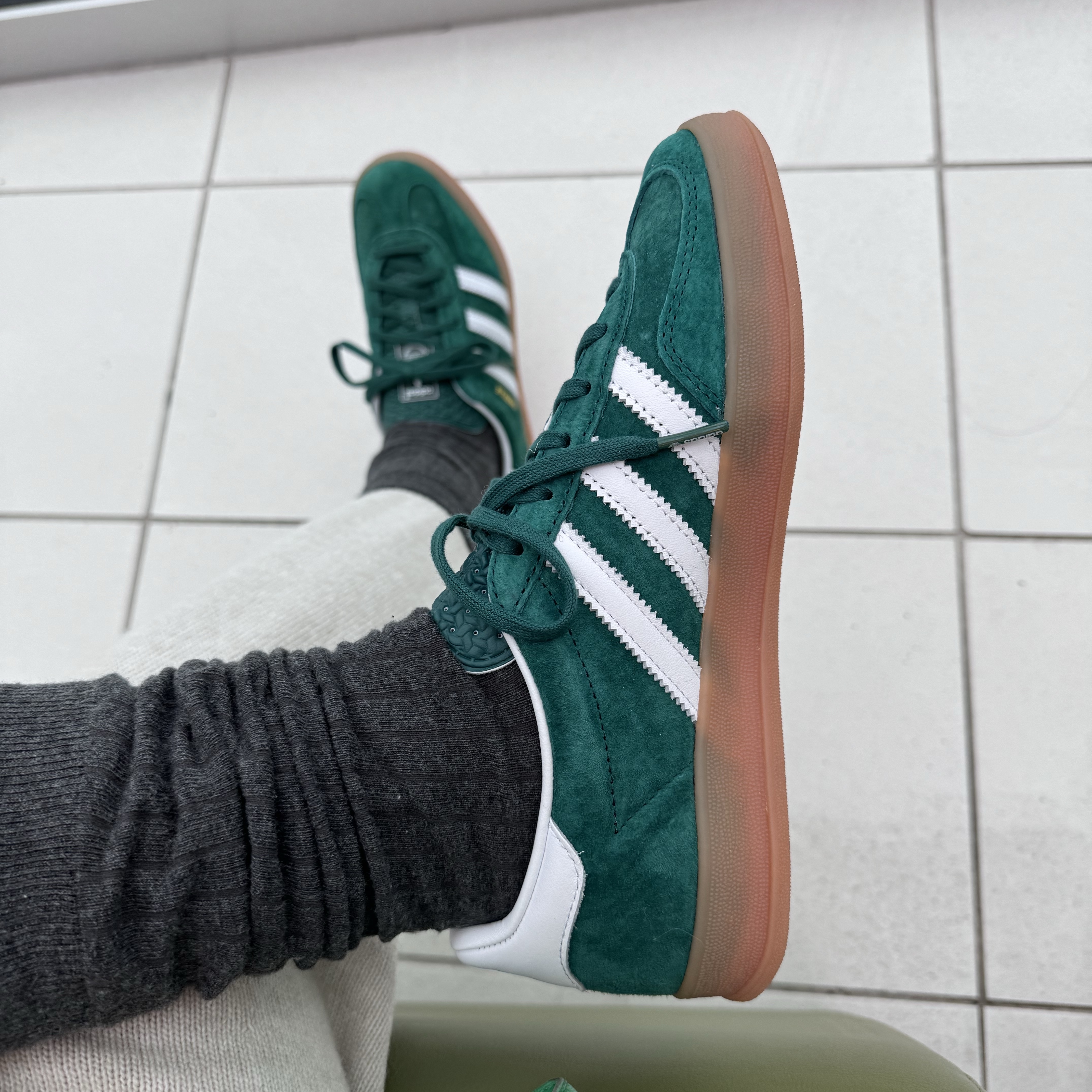 Adidas Gazelle Indoor Collegiate Green, Hermes Budy Charm Merino Wool Milo & Ecru Menthe Mauve Sylvestre 착용 스타일 - 2