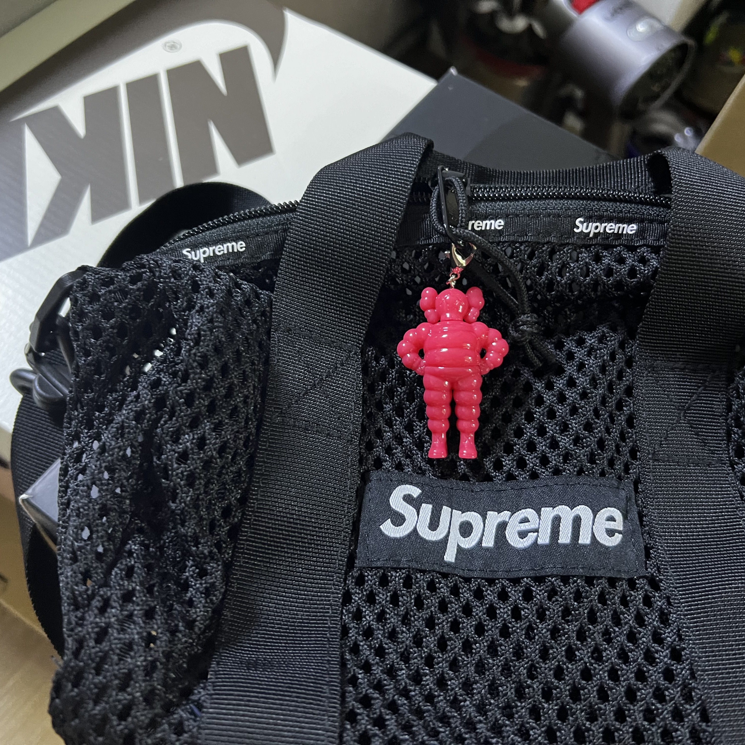 Supreme Mesh Mini Duffle Bag Black - 23SS 착용 스타일 - 1