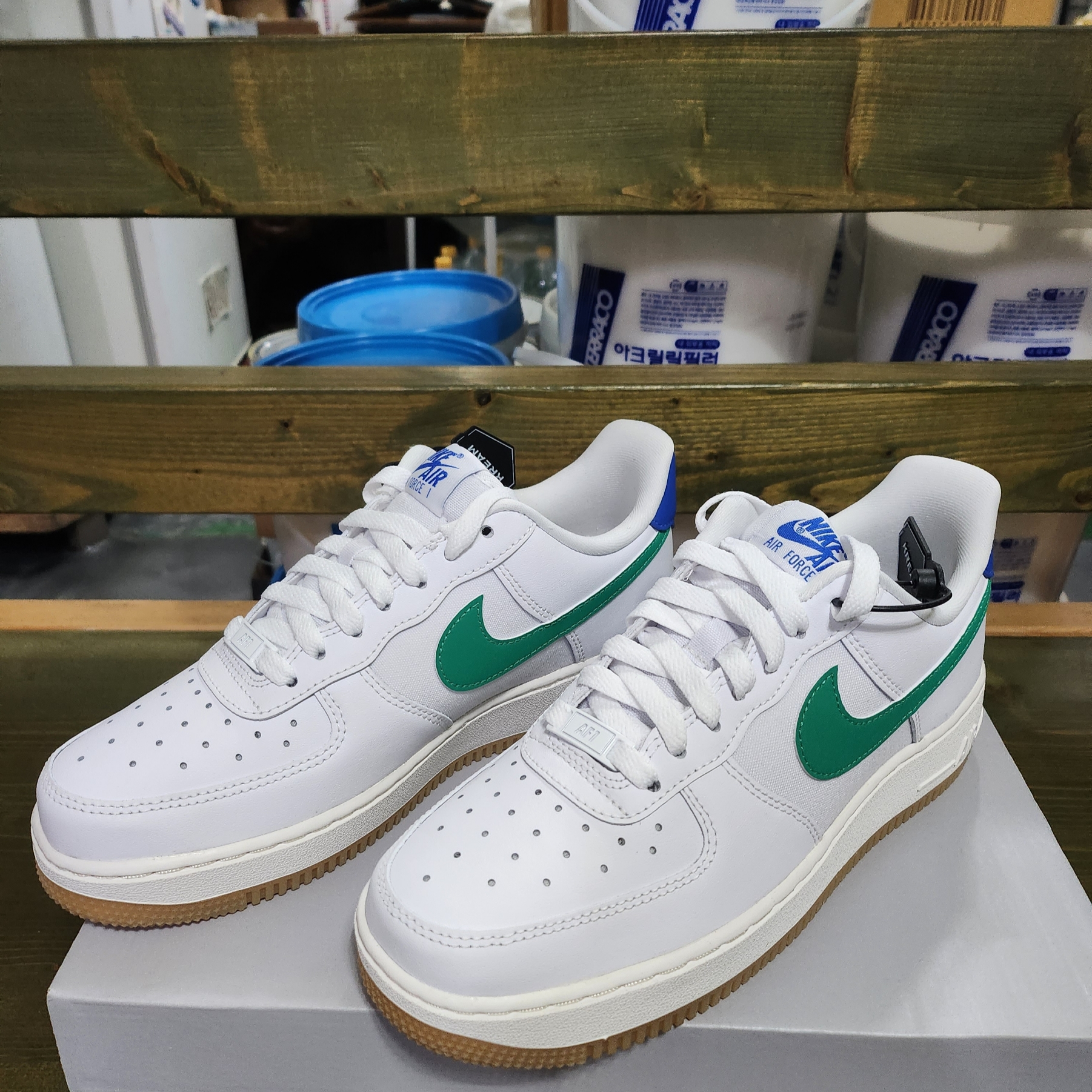 (W) Nike Air Force 1 '07 White Stadium Green 착용 스타일