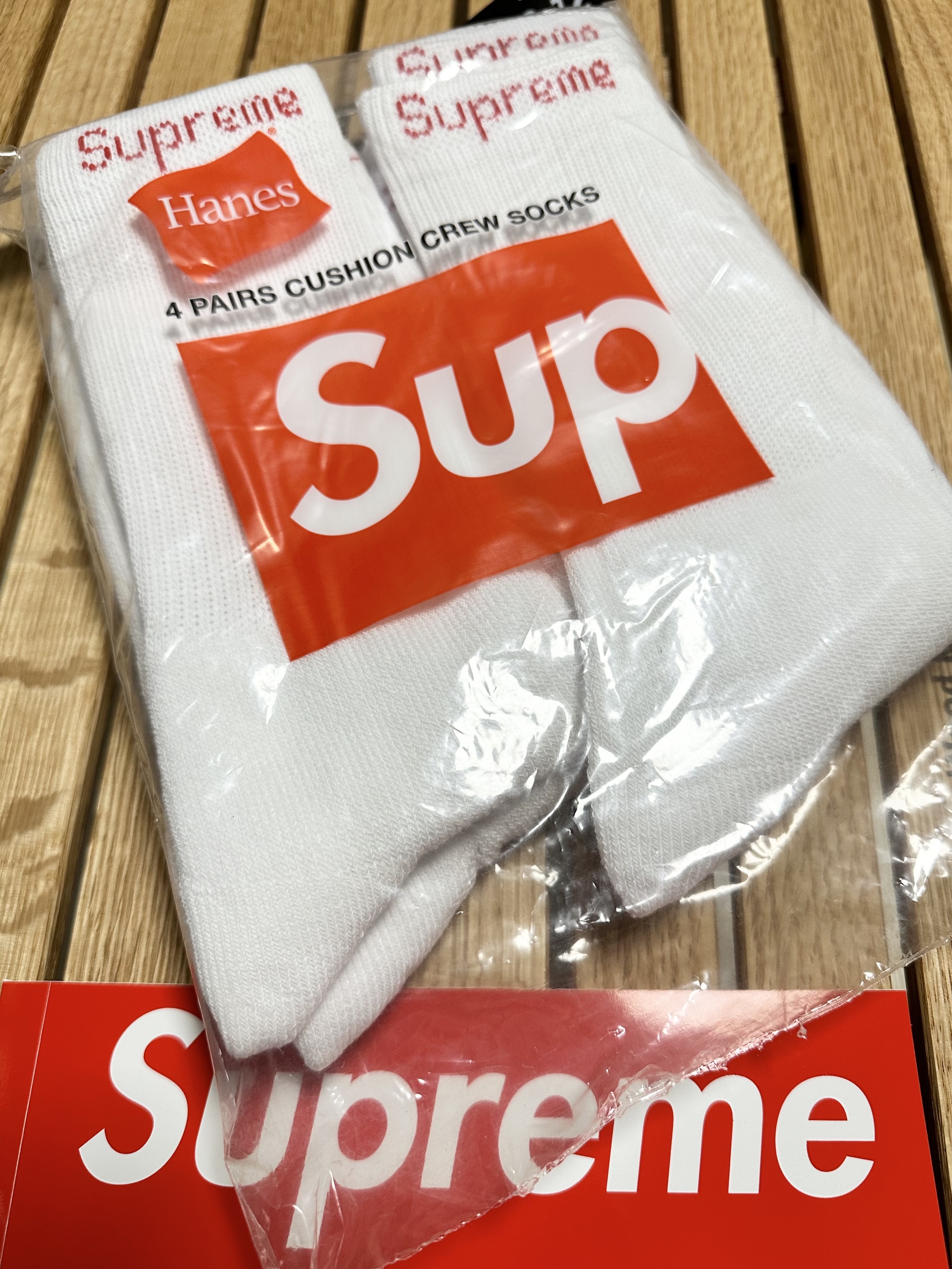 Supreme Hanes Crew Socks White (4 Pack) 착용 스타일