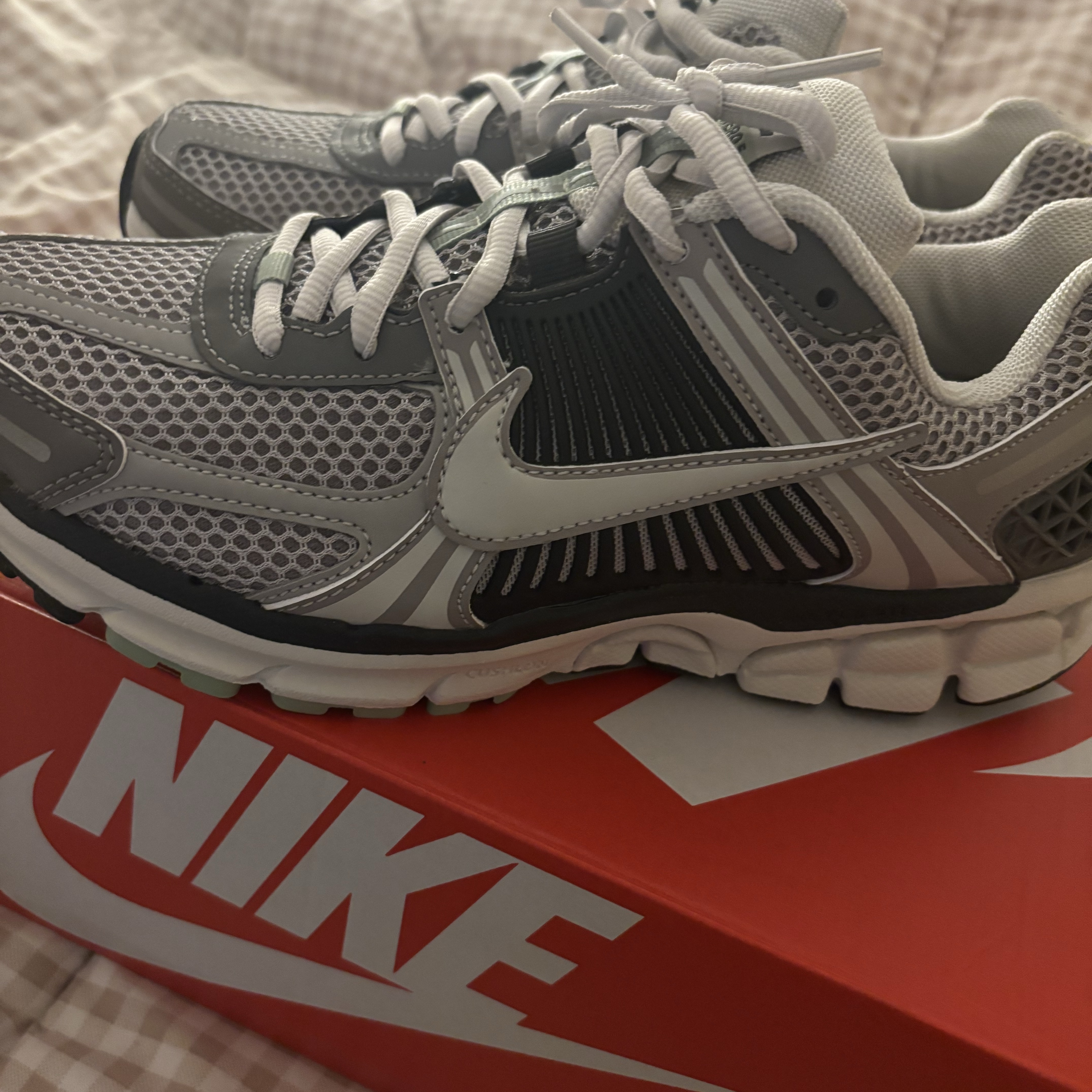 (W) Nike Zoom Vomero 5 Cobblestone and Flat Pewter 착용 스타일