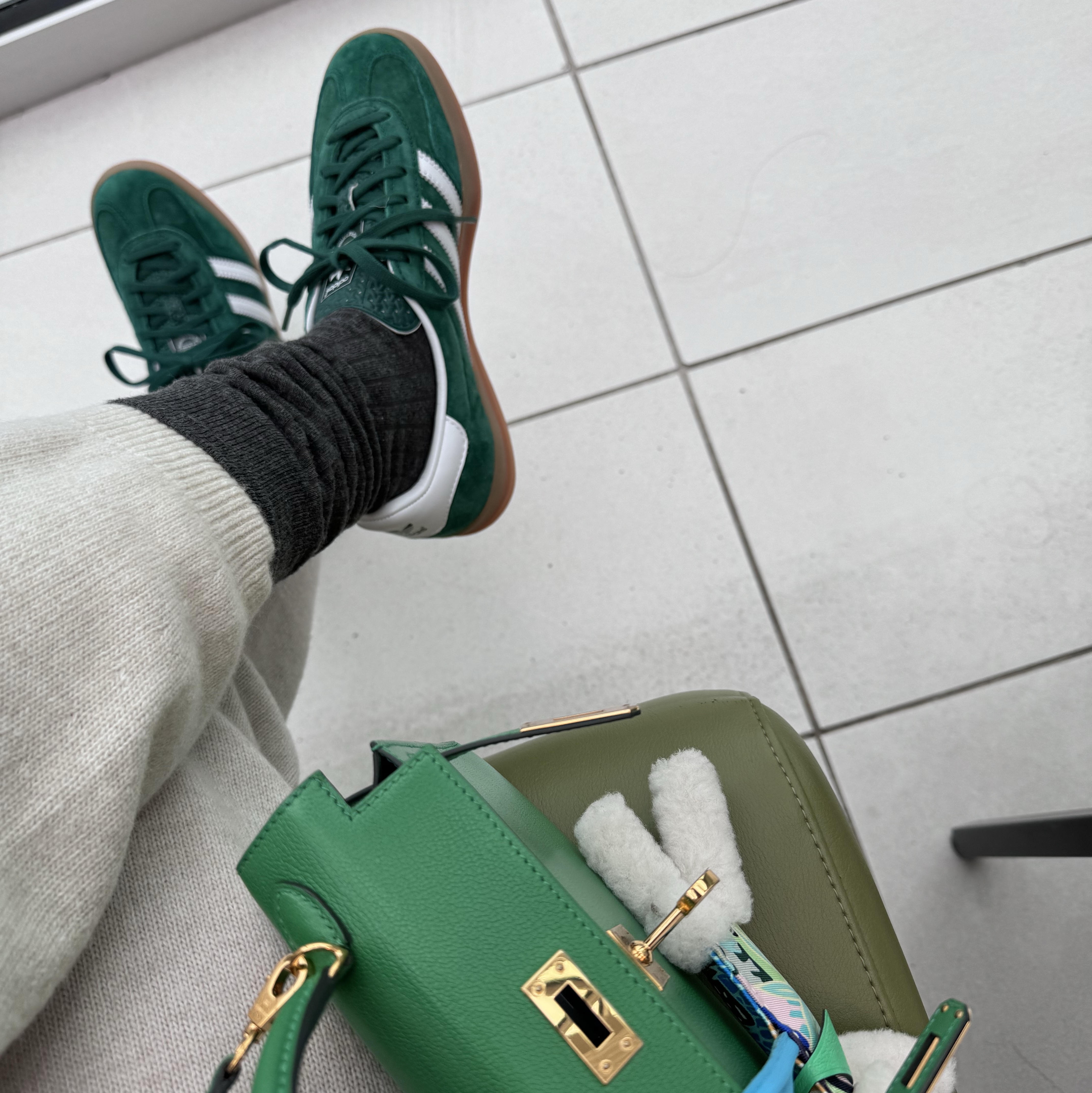 Adidas Gazelle Indoor Collegiate Green, Hermes Budy Charm Merino Wool Milo & Ecru Menthe Mauve Sylvestre 착용 스타일 - 1