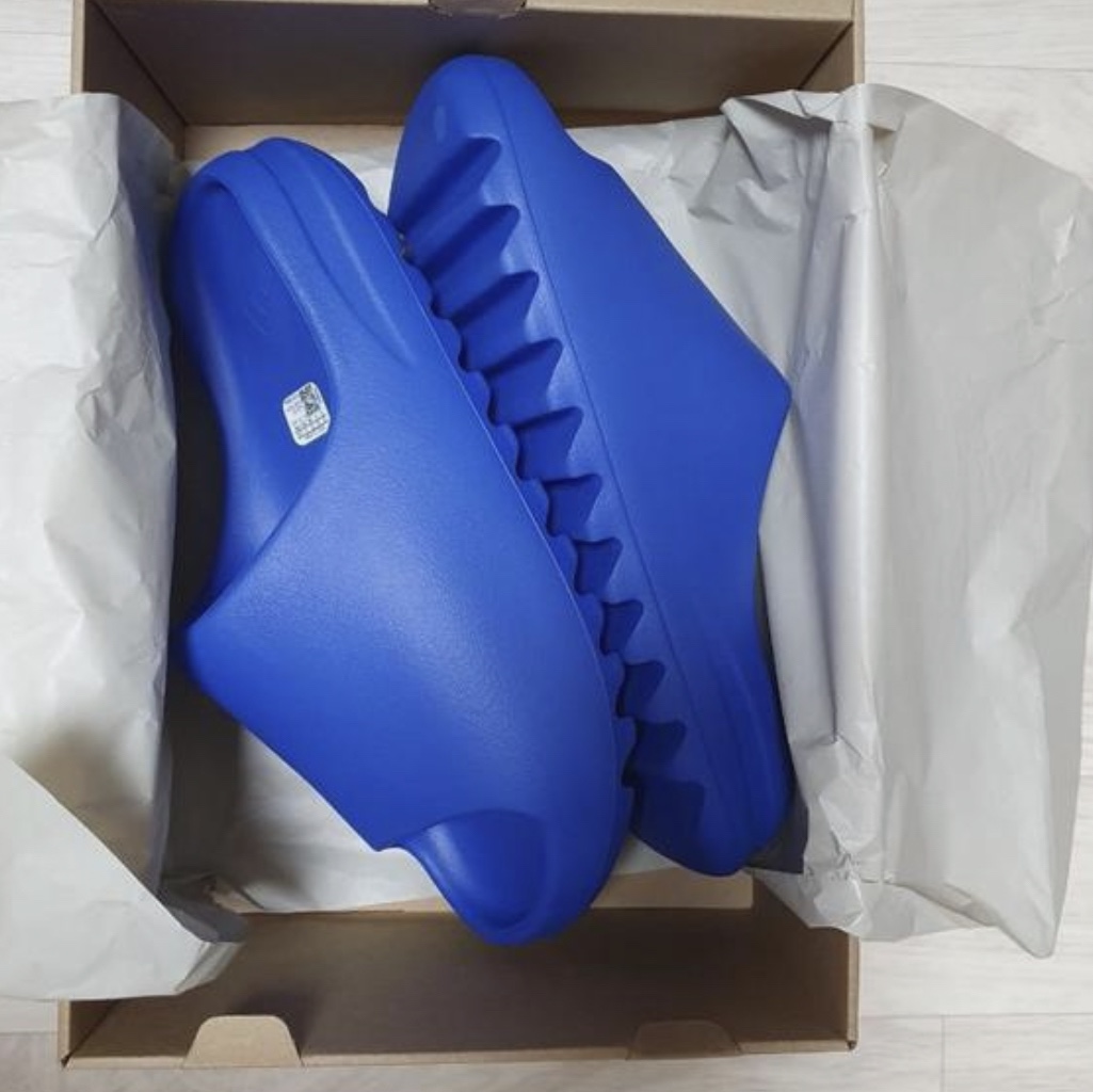 Adidas Yeezy Slide Azure 착용 스타일