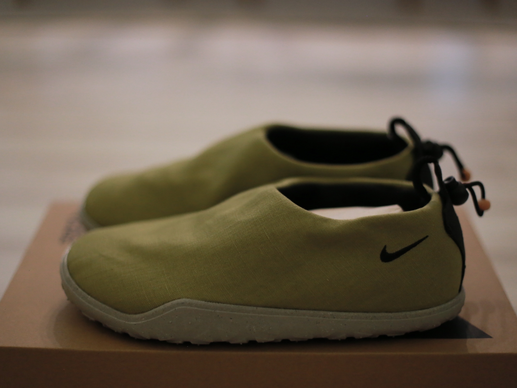 Nike ACG Moc Moss and Anthracite 착용 스타일 - 1