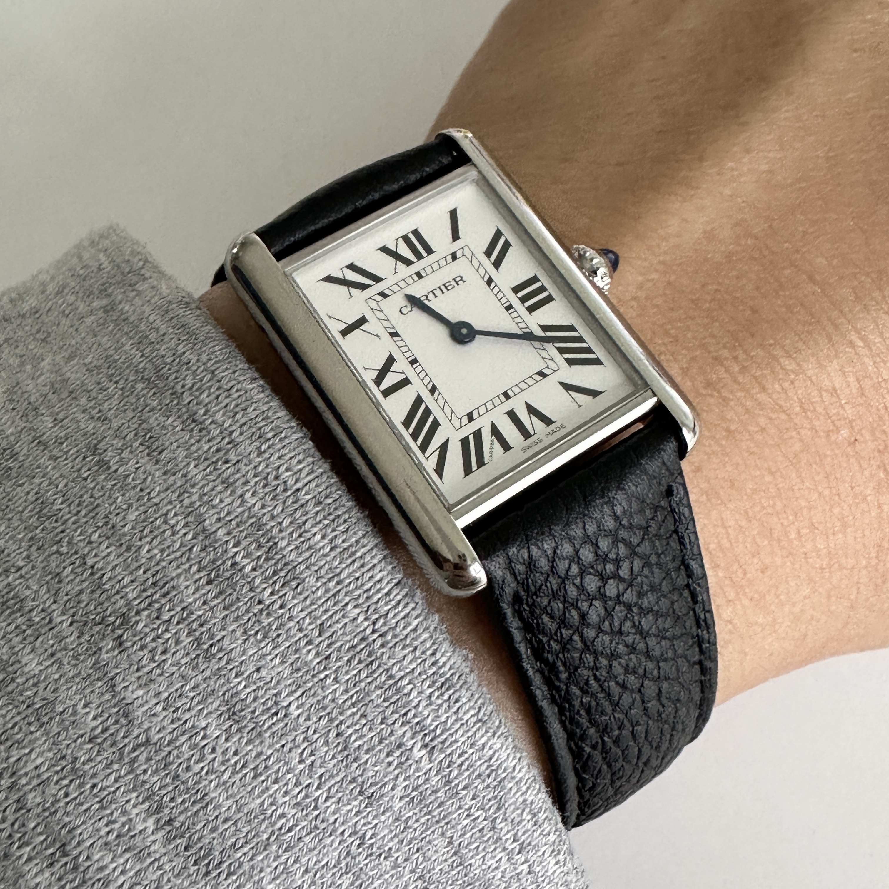 Cartier Tank Must Watch Large Quartz Steel Calfskin Black 착용 스타일 - 1