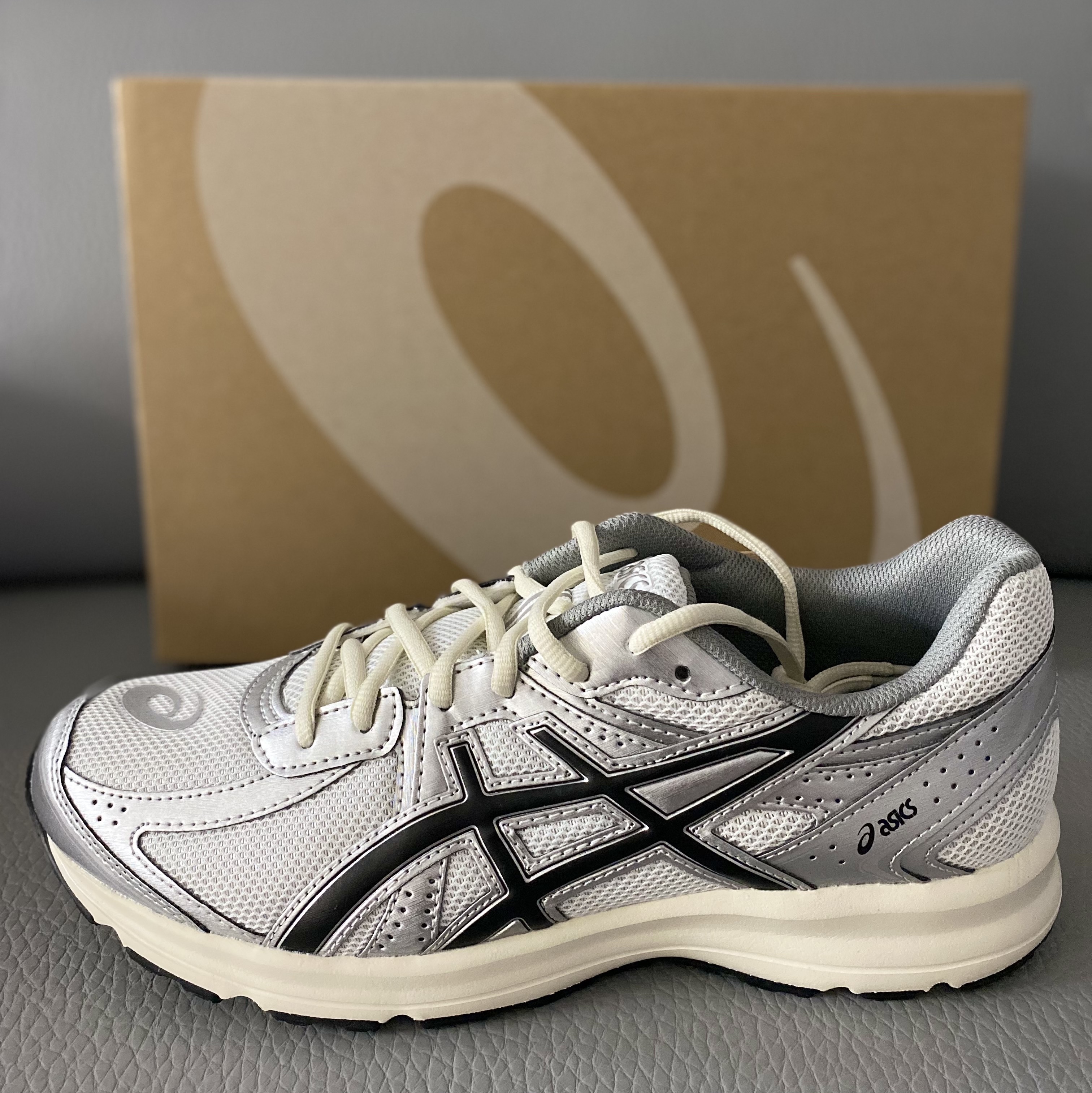 Asics Jog 100 S White Black - 2E Wide 착용 스타일