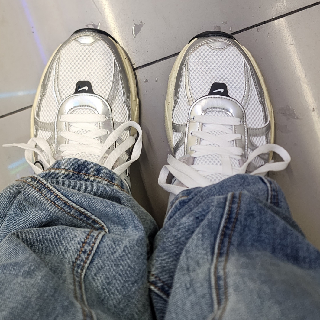Nike V2K Run Summit White Metallic Silver 착용 스타일