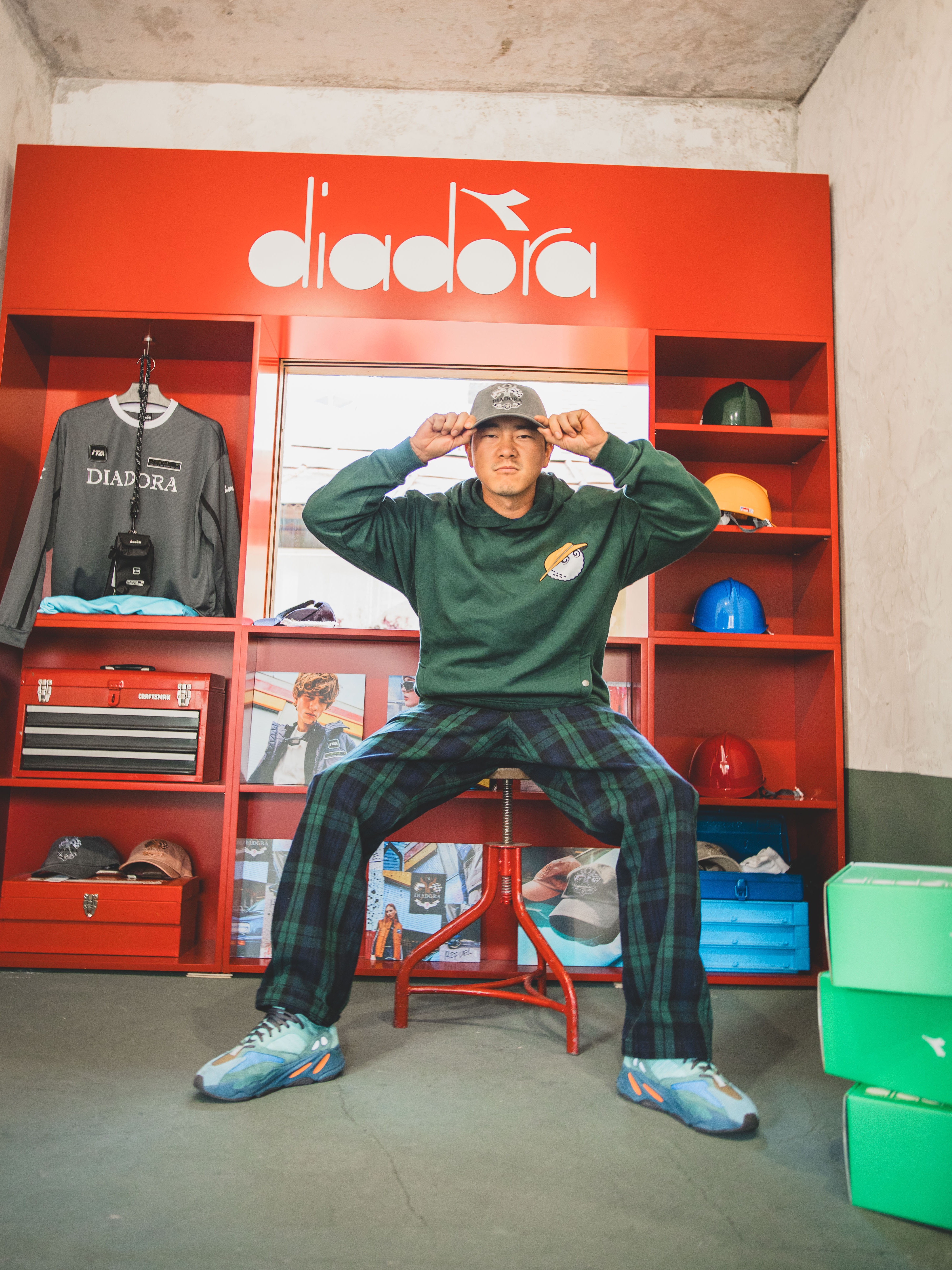 Adidas Yeezy Boost 700 Fade Azure, Malbon Golf Cooper Hoodie Green 착용 스타일